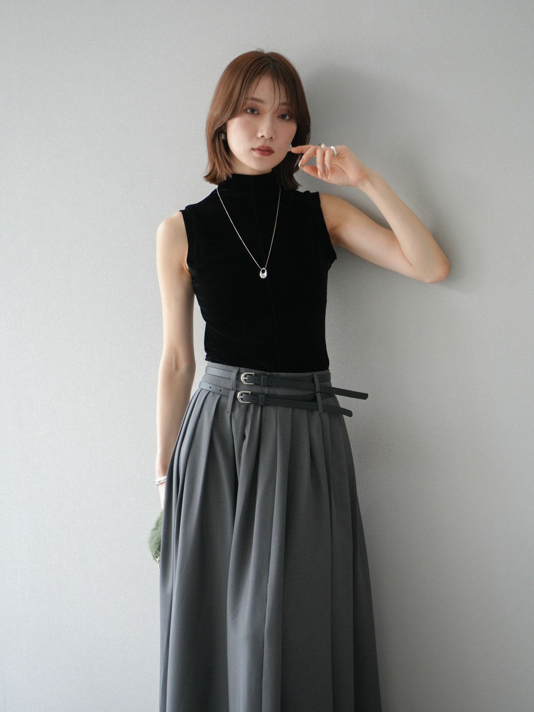 [SET]シアーベロアプチネックノースリーブトップス+エステルプリーツスリットスカート(2set)