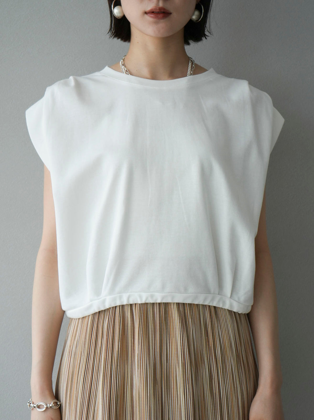 [Pre-order] Tuck shoulder hem drawstring ribbon top/white