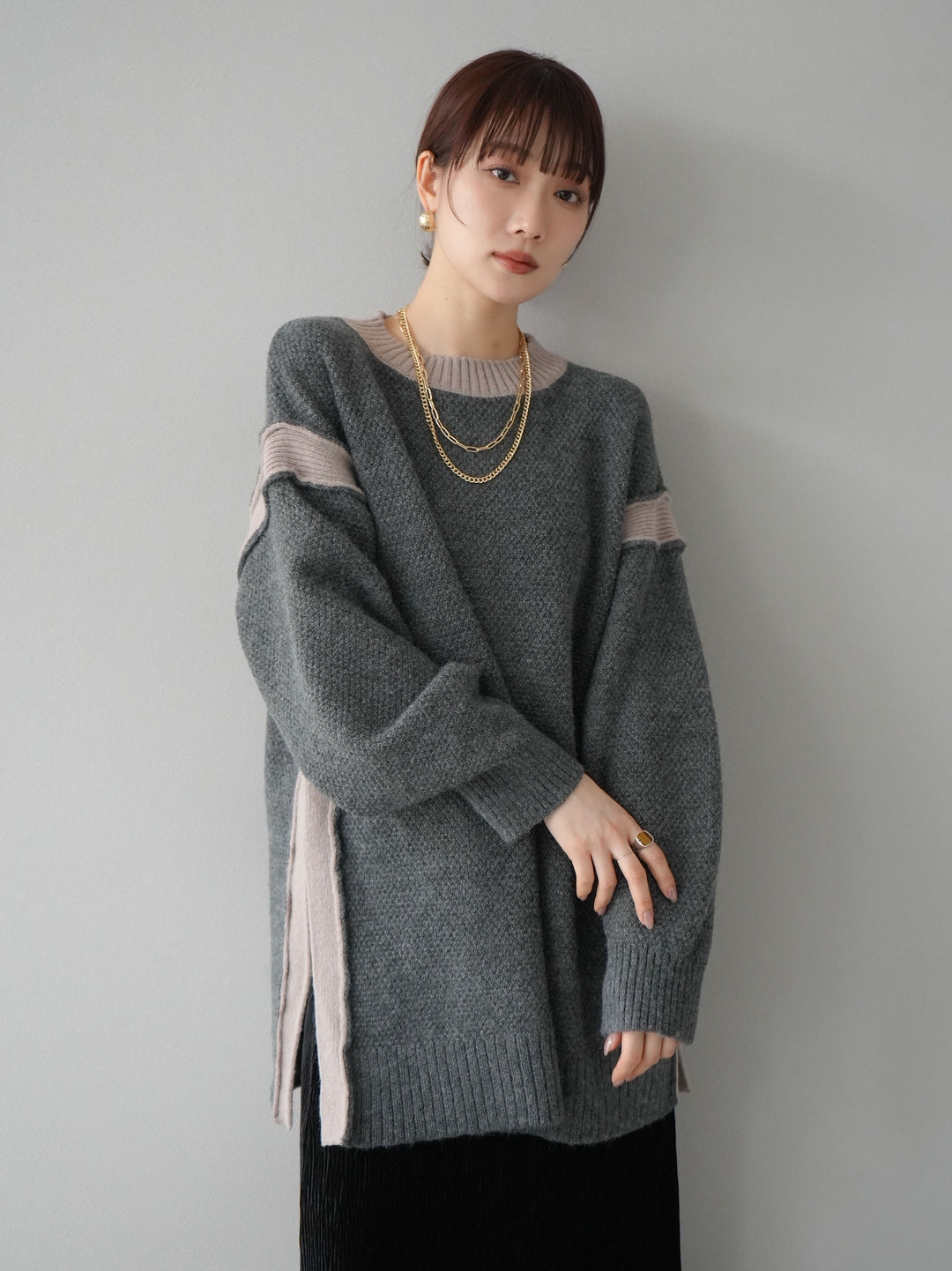 【預訂】側開衩拼色針織套頭衫/炭灰