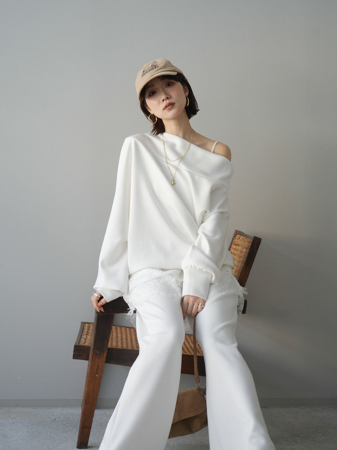 [予約]アシンメトリーオフショルポンチプルオーバー/white