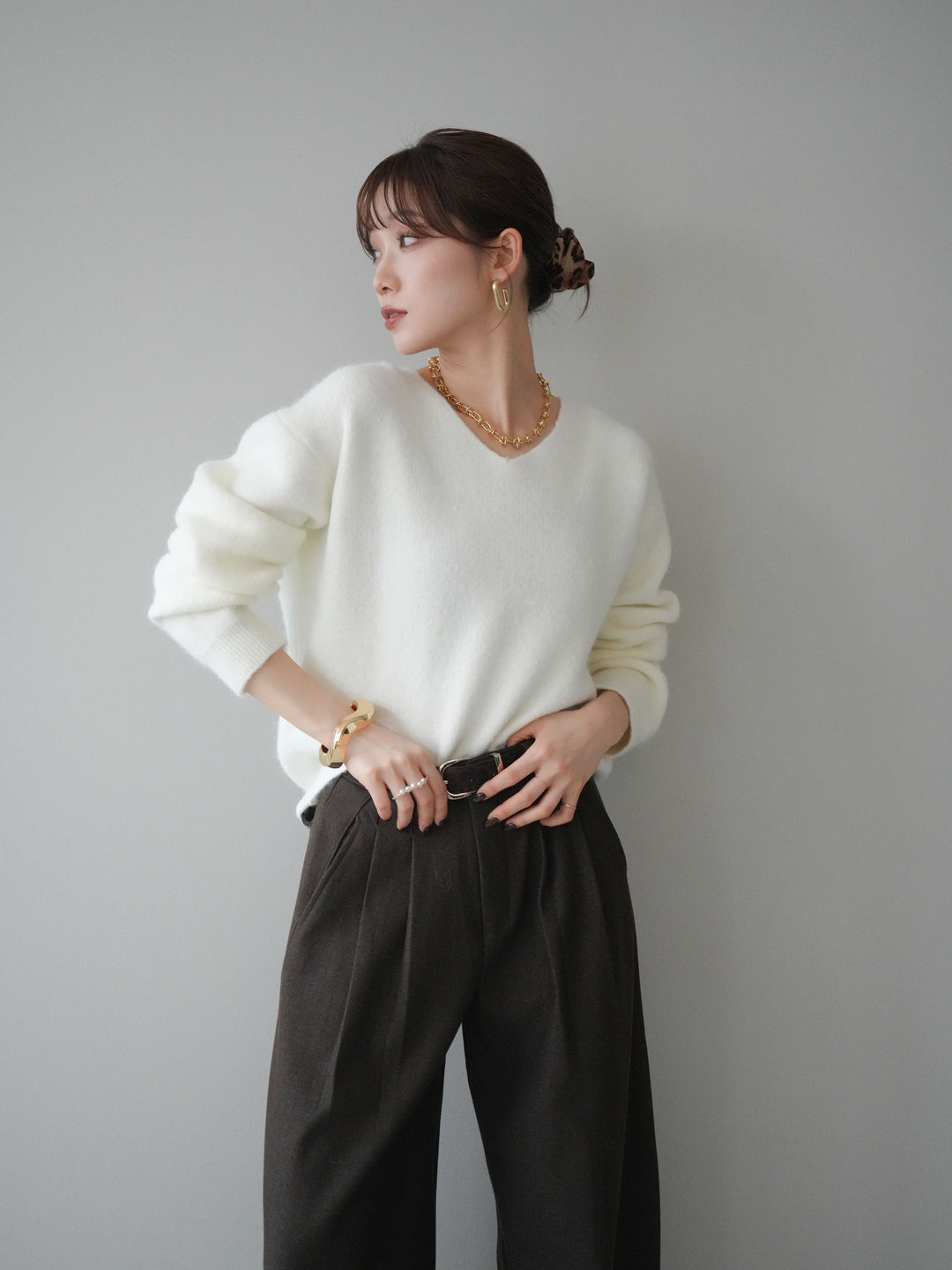 [予約]シュシュ付きアンゴラタッチVネックニットプルオーバー/white