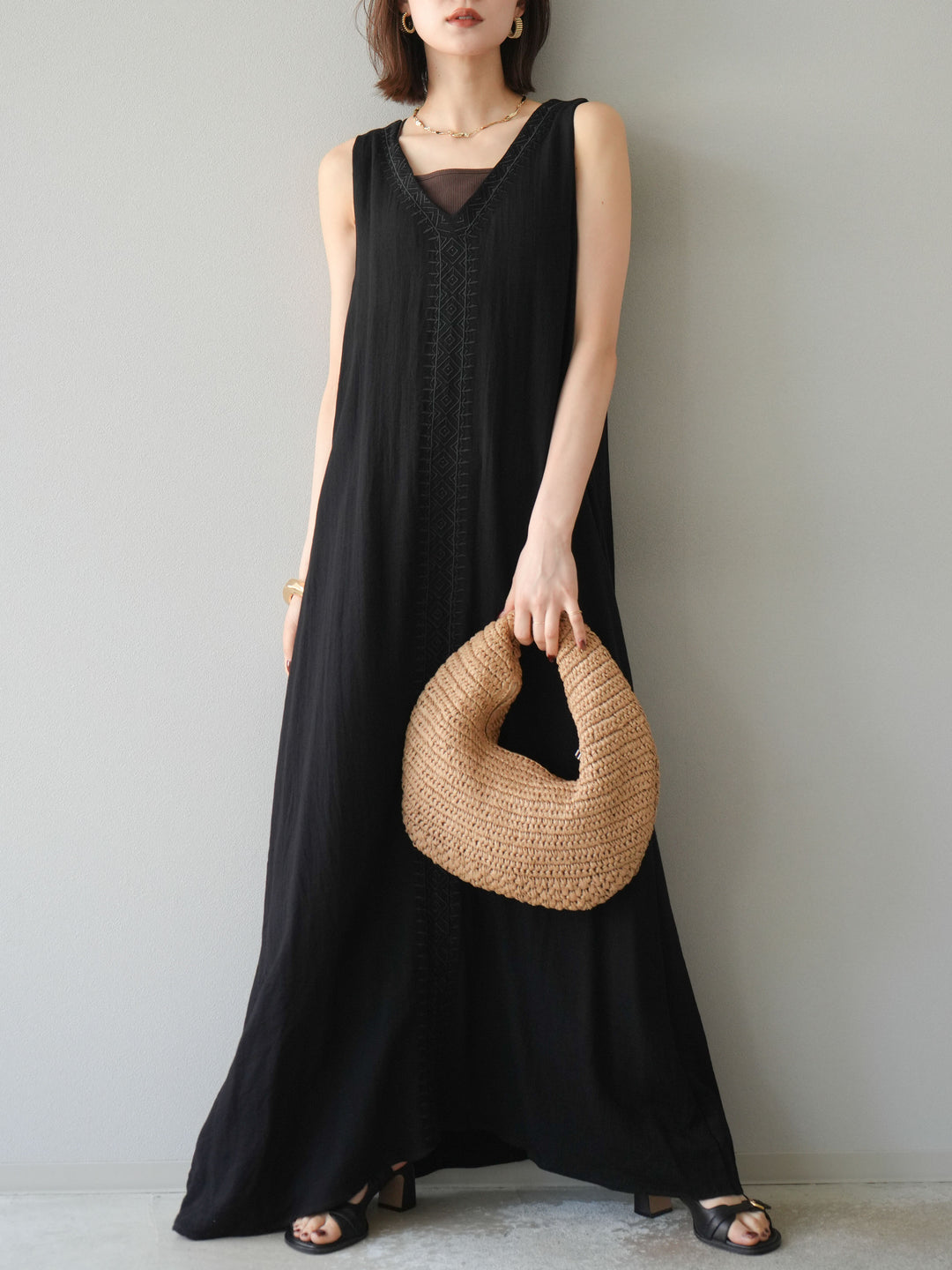 [予約]刺繍Vネックワンピース/ブラック