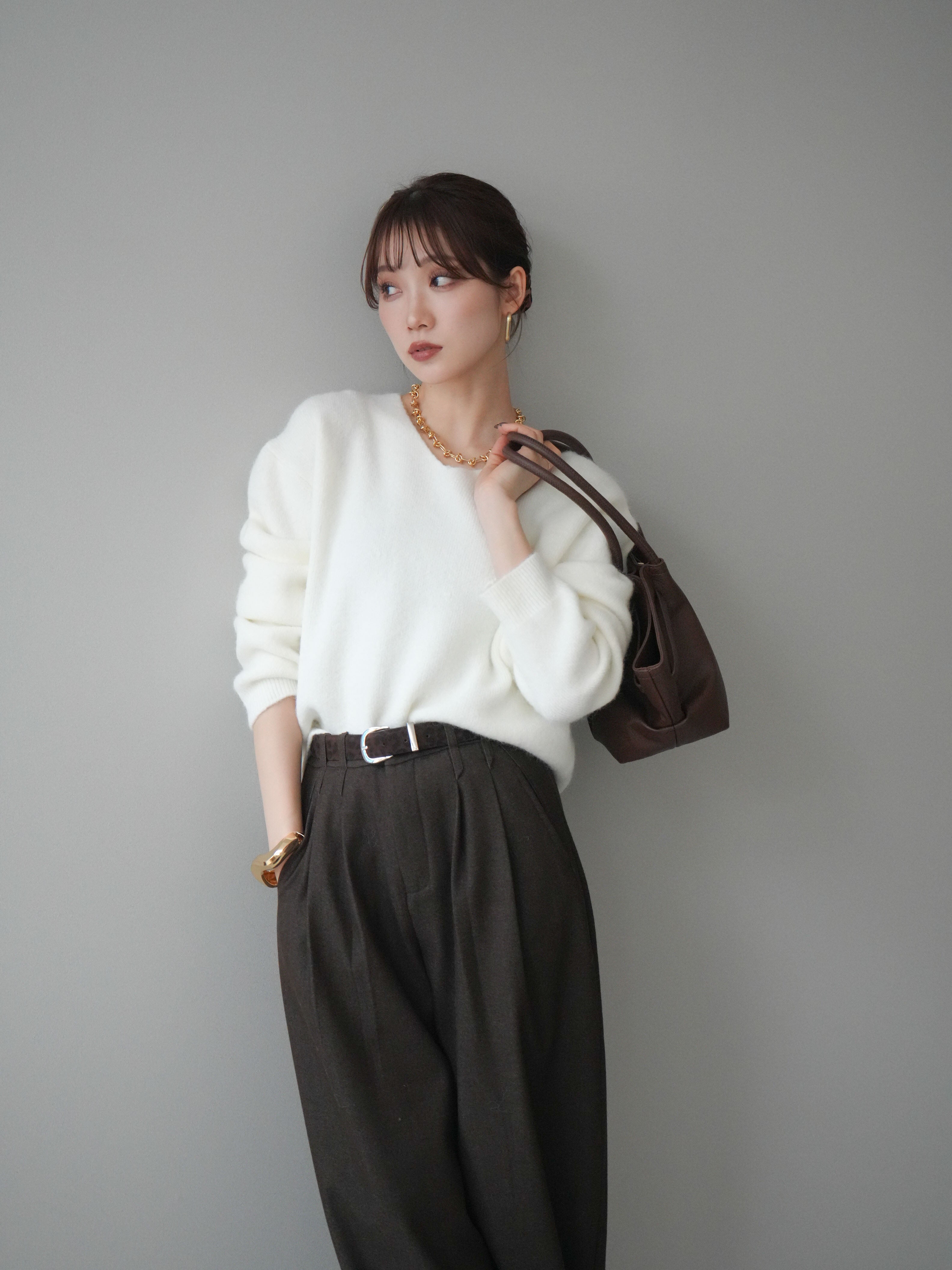 予約]シュシュ付きアンゴラタッチVネックニットプルオーバー/white