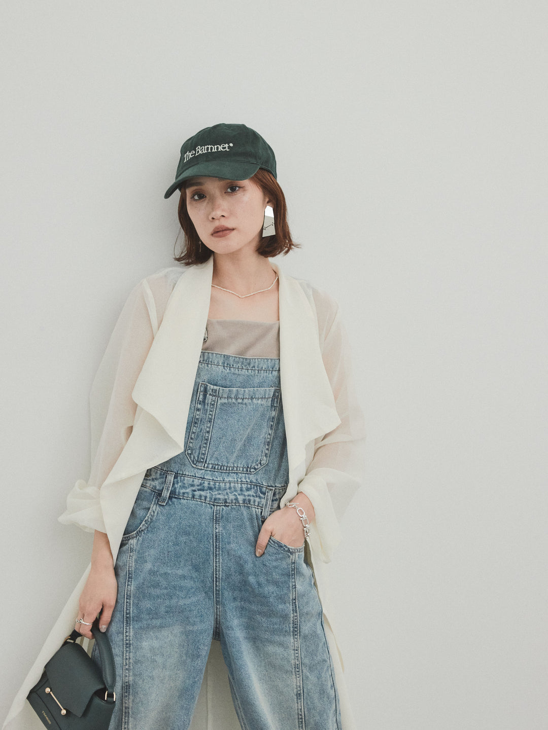 [SET] 中縫牛仔背帶褲 + 方形天鵝絨背心 + 透視長版外套（3 件組）