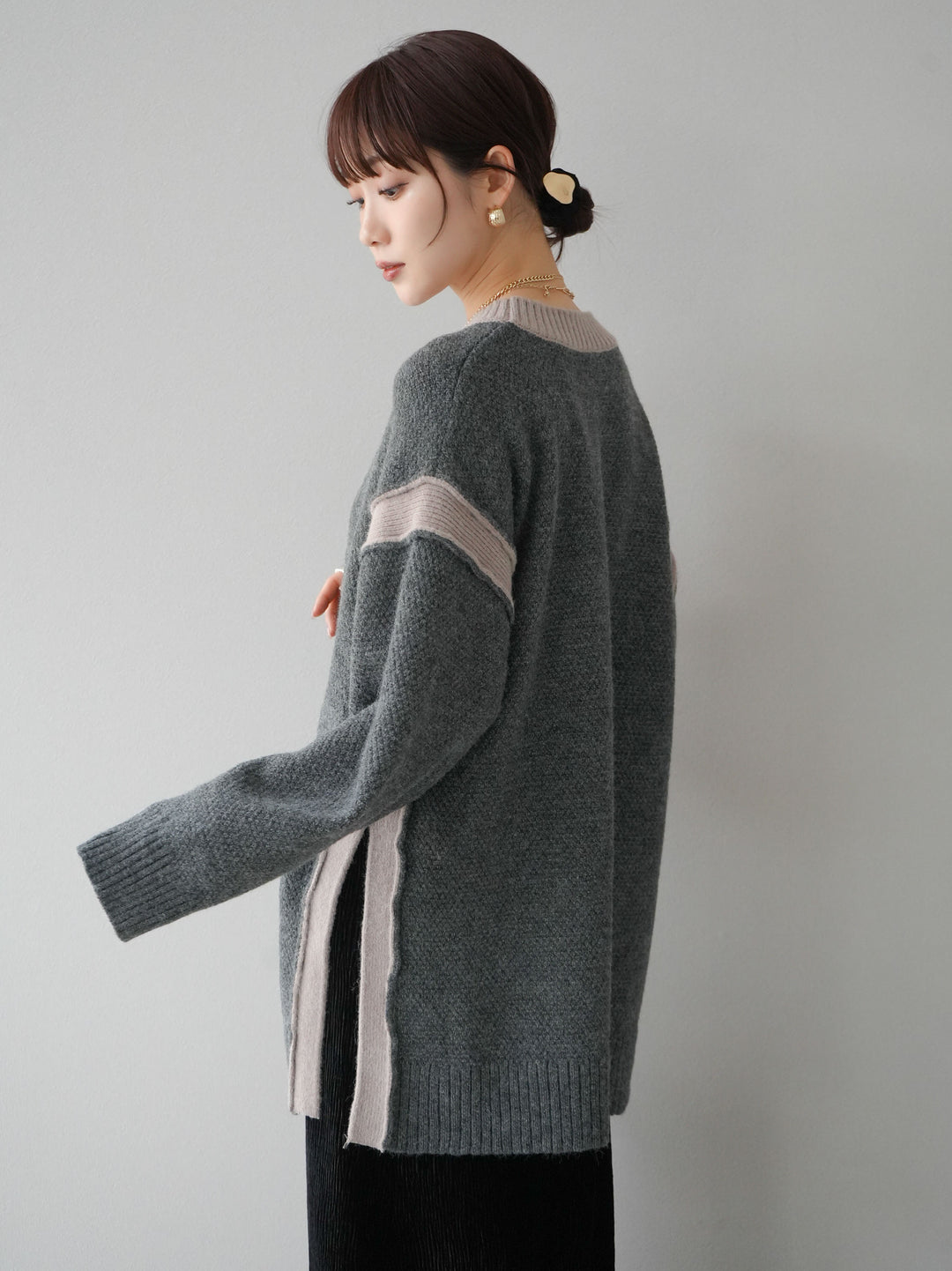 【預訂】側開衩拼色針織套頭衫/炭灰