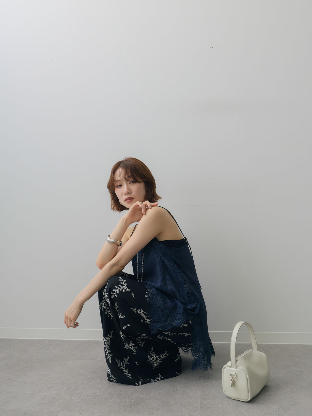[予約]ワッシャーテクスチャーレーストリムキャミソール/navy