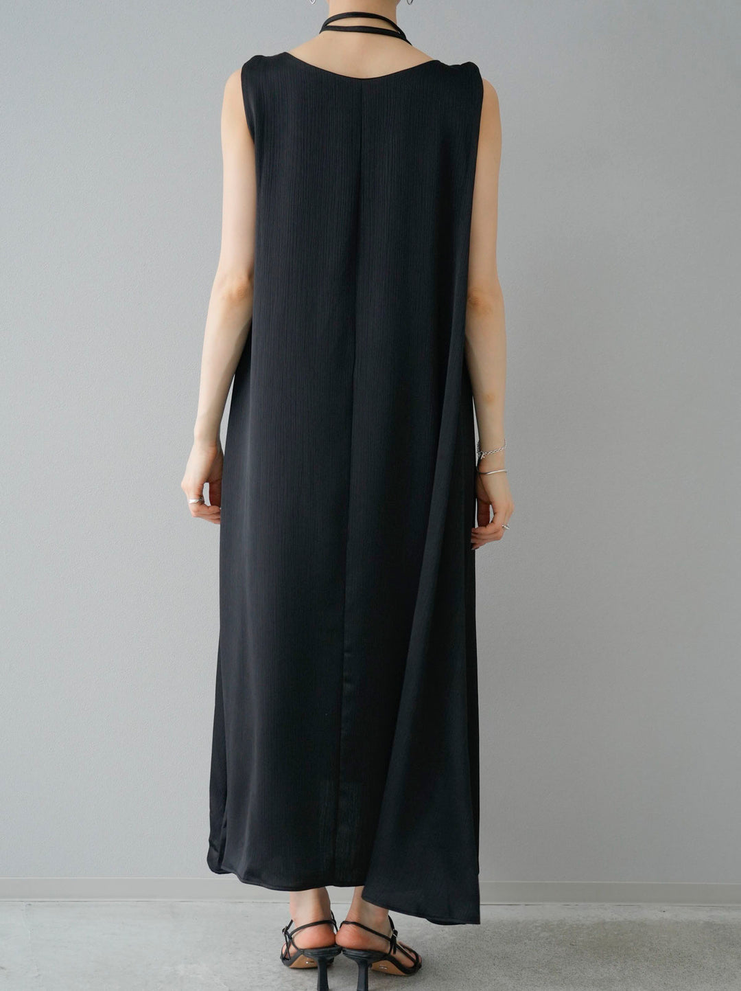[Pre-order] Twisted shoulder crepe satin dress/black