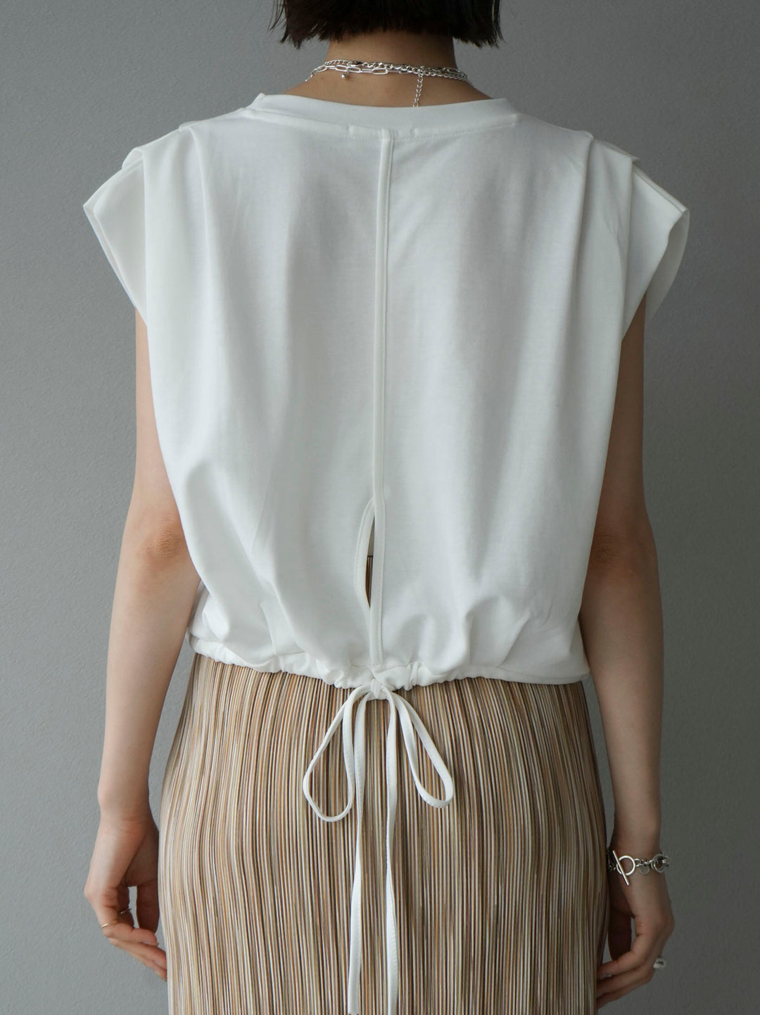 [Pre-order] Tuck shoulder hem drawstring ribbon top/white