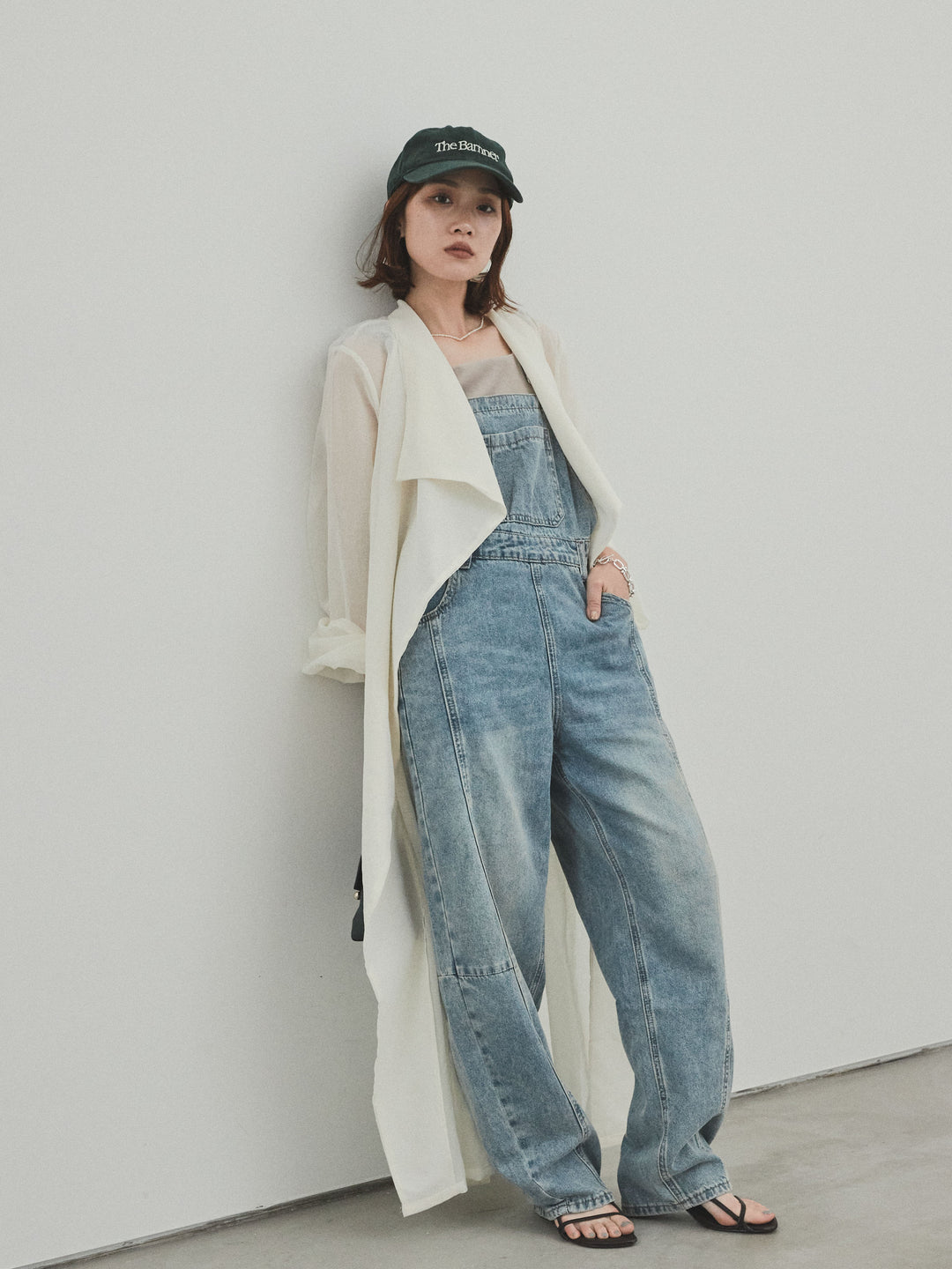 [SET] 中縫牛仔背帶褲 + 方形天鵝絨背心 + 透視長版外套（3 件組）