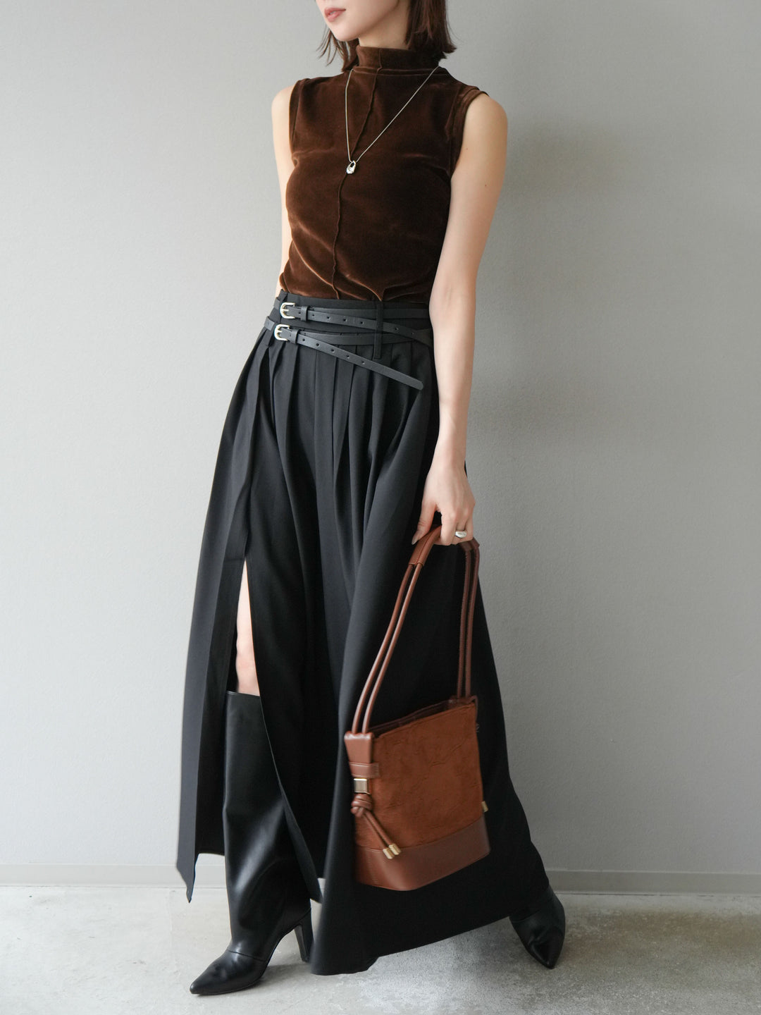 [SET]シアーベロアプチネックノースリーブトップス+エステルプリーツスリットスカート(2set)