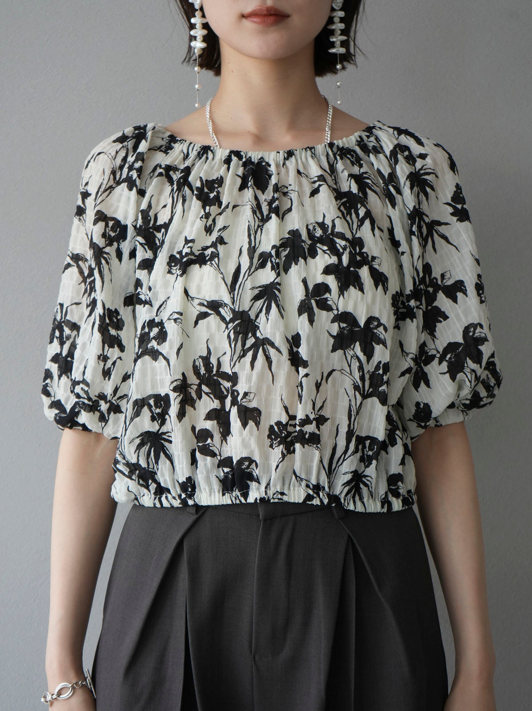 [Pre-order] Washer Flower Pattern Off-Shoulder Blouse/Off White