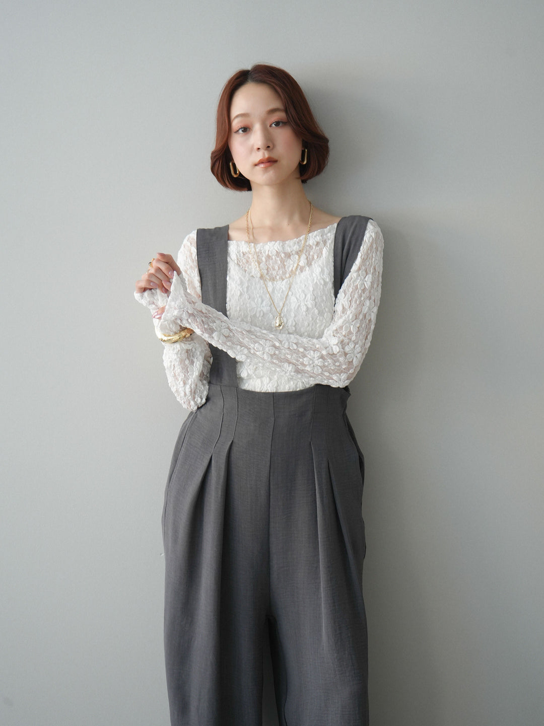 [SET]サイドギャザーレーストップス+シボ加工ハイウエストタックサロペット(2set)