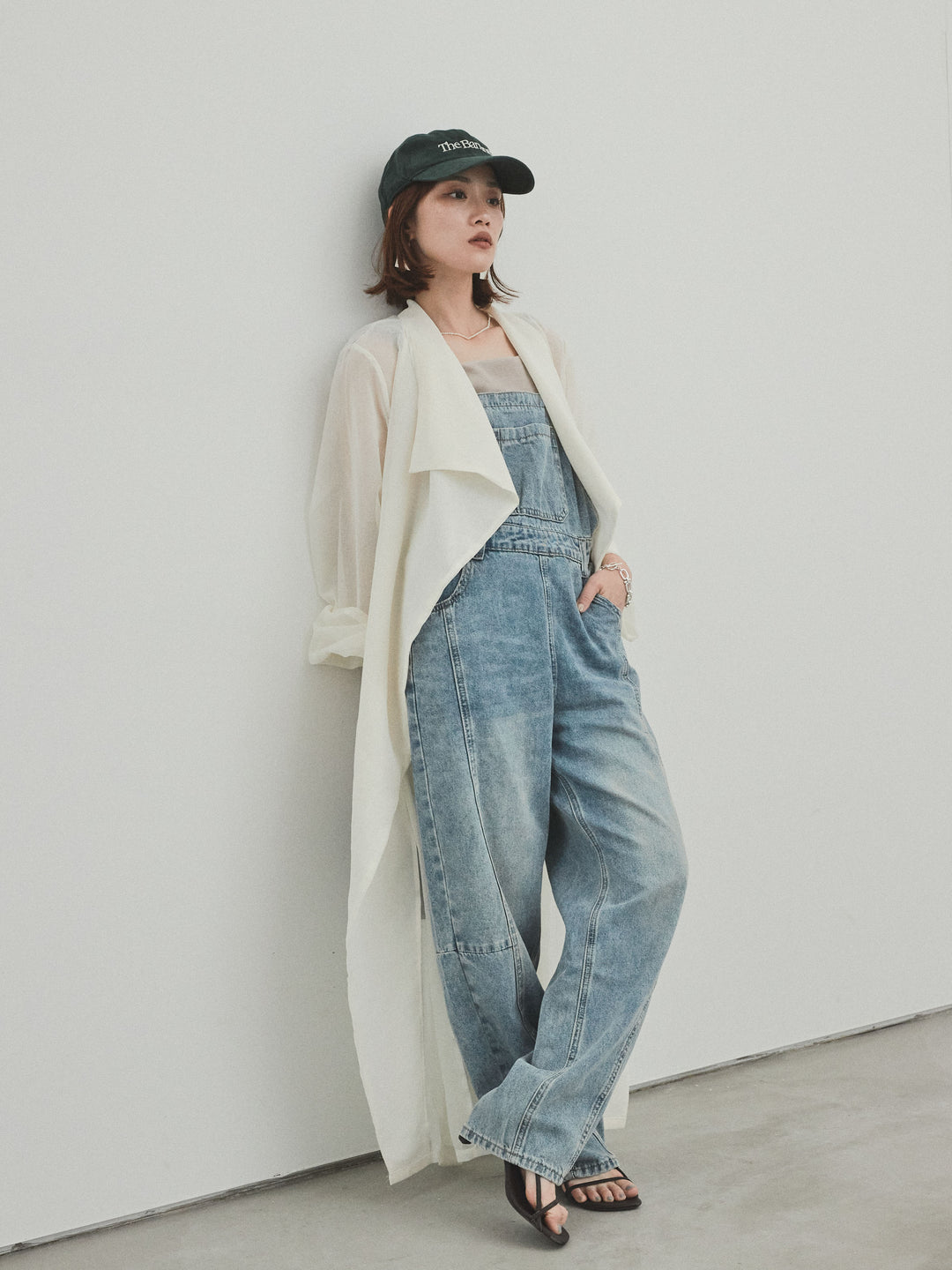 [SET] 中縫牛仔背帶褲 + 方形天鵝絨背心 + 透視長版外套（3 件組）