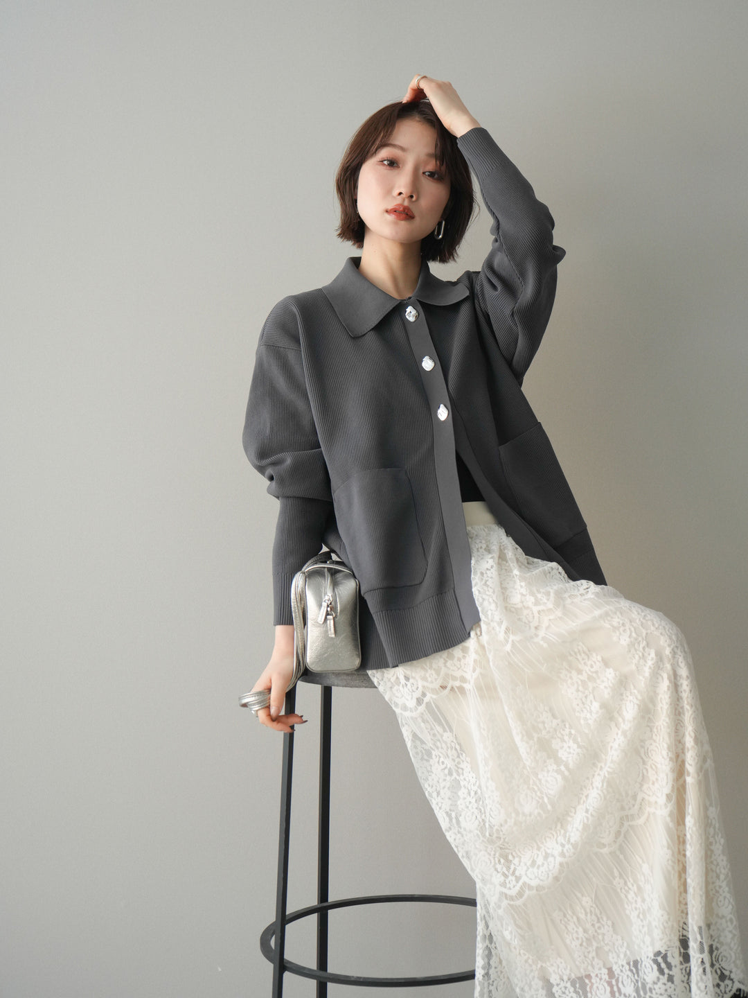 [予約]メタルボタン襟付きポリエステルニットカーディガン/charcoal