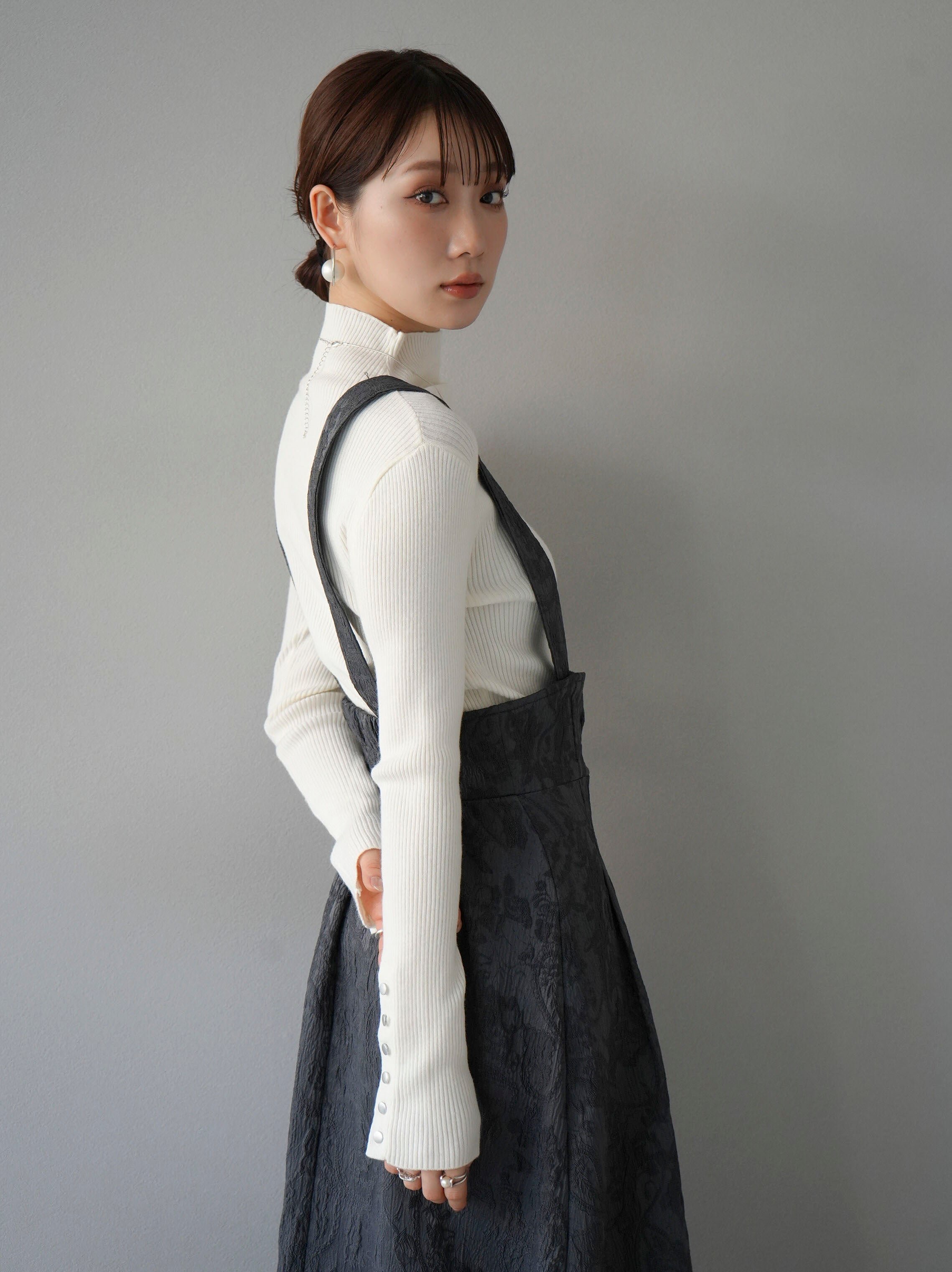 Low Classic アイボリー ハイネック長袖トップス Low Classic アイボリー ハイネック長袖トップス 予約]袖ボタン