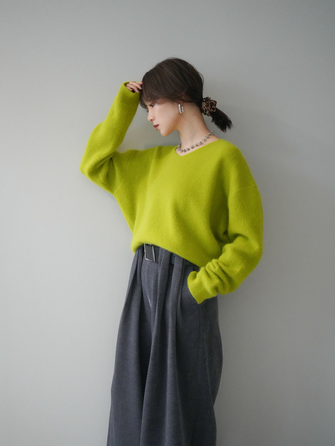 [SET]シュシュ付きアンゴラタッチVネックニットプルオーバー+選べるアクセセット(2set)