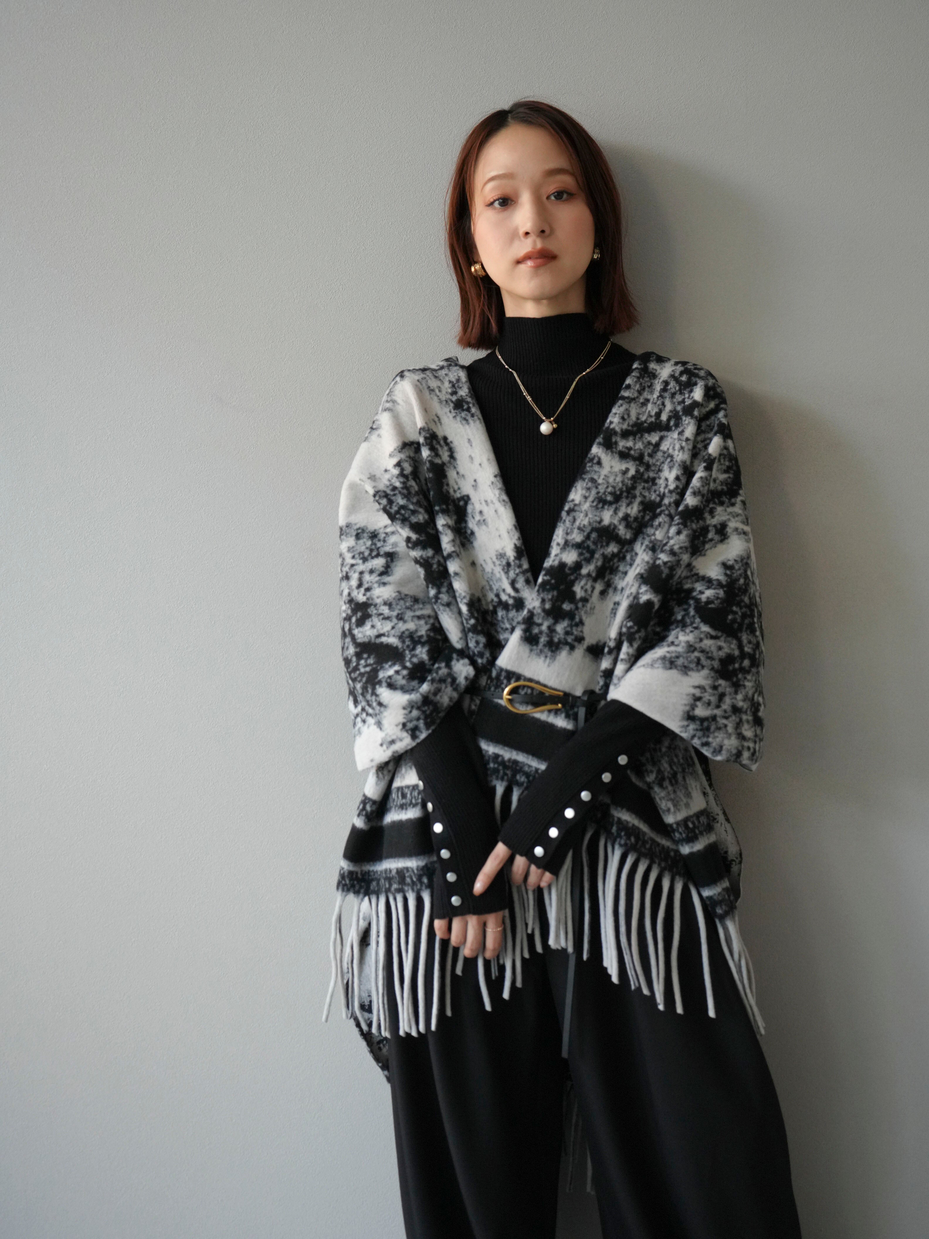 予約]アブストラクト柄ストールポンチョ/グレー – Lumier