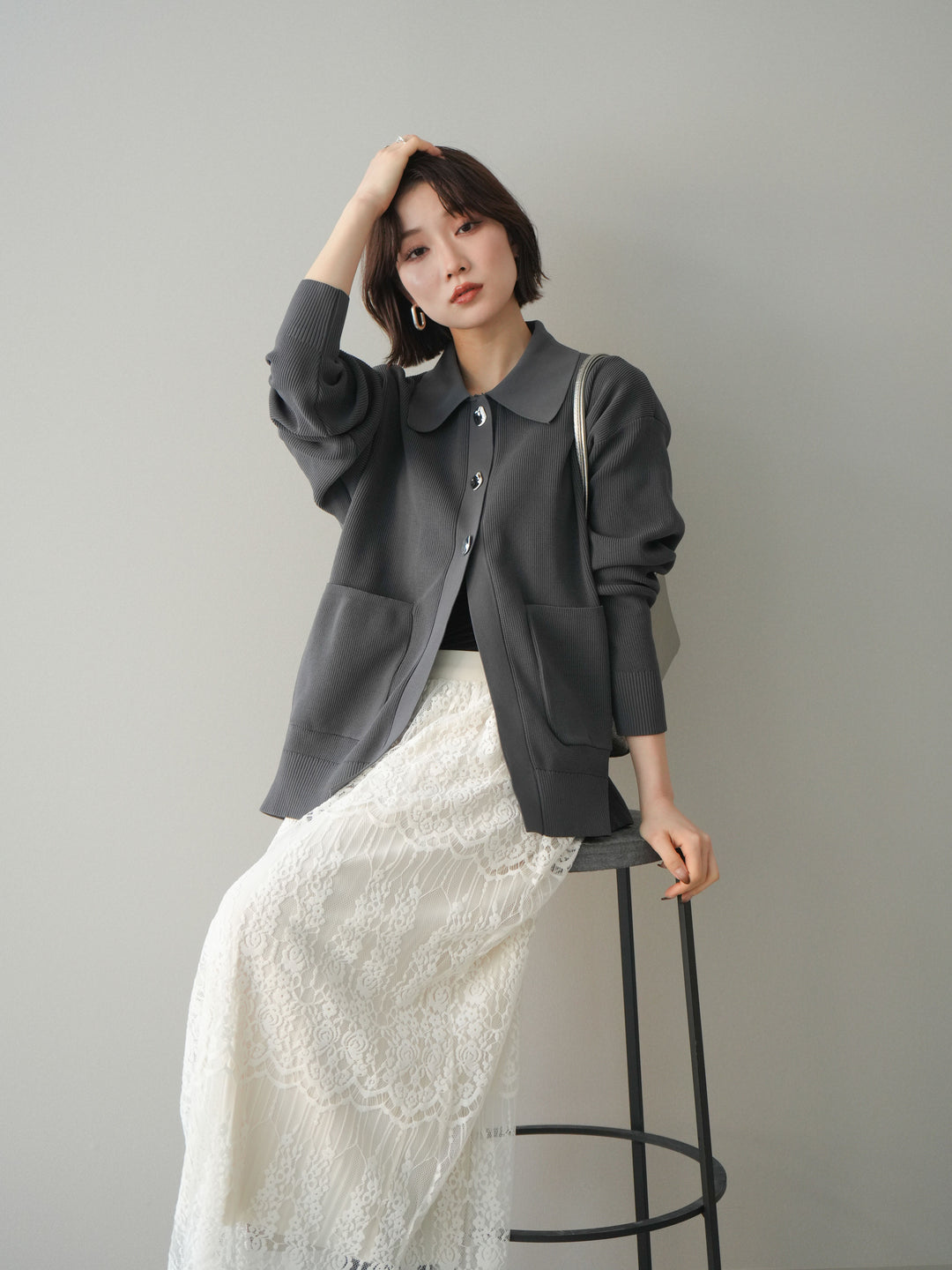 [予約]メタルボタン襟付きポリエステルニットカーディガン/charcoal