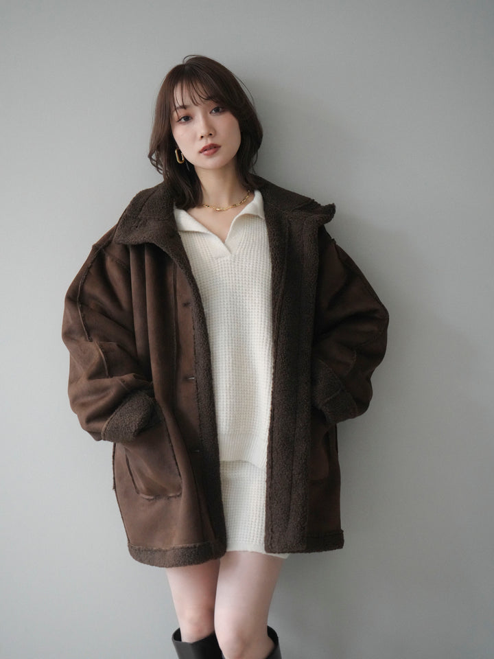 [予約]スタンドネックフェイクムートンミディアムコート/brown