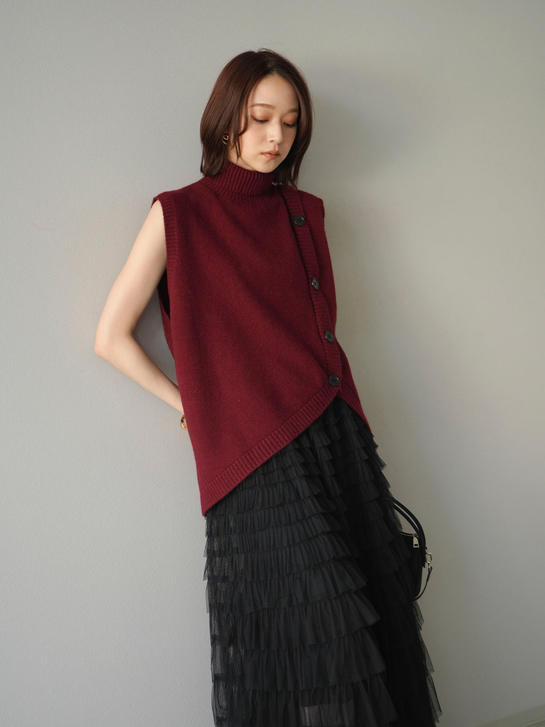 [予約]デザインボタンハイネックニットベスト/red