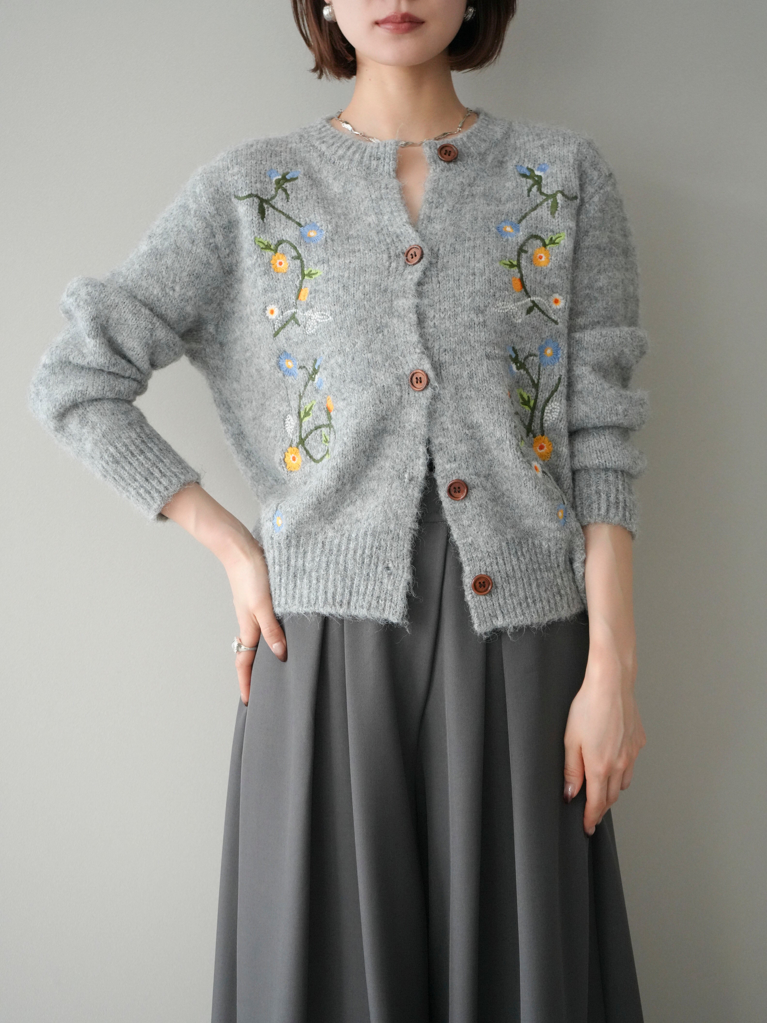 予約]フラワー刺繍ニットカーディガン/gray – Lumier