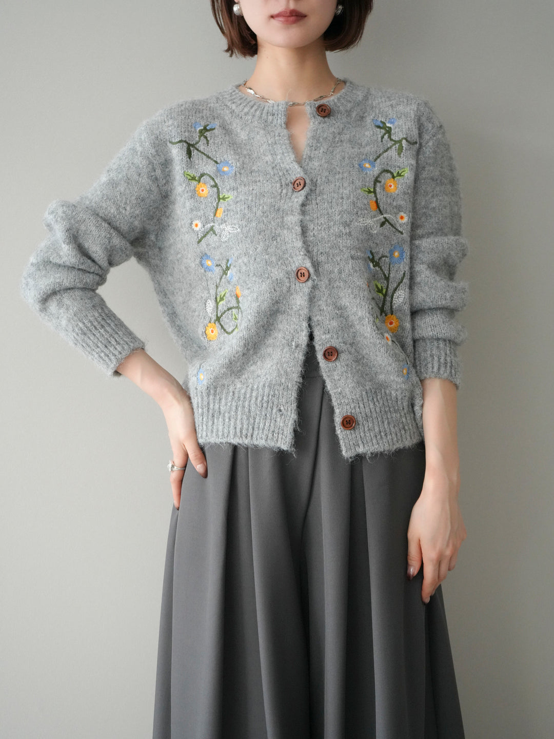 【預購】花朵刺繡針織開襟衫 / 灰色
