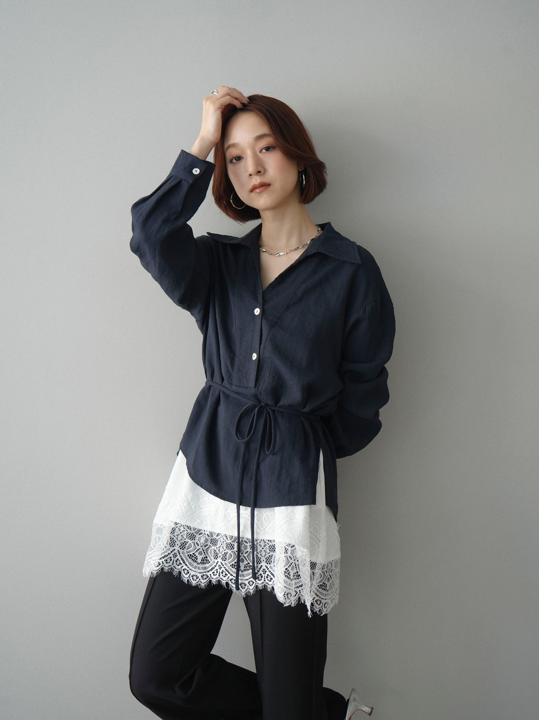 [SET]Vネック変形ラインシャツ+レーストリムキャミソール+センターシームフレアパンツ(3set)