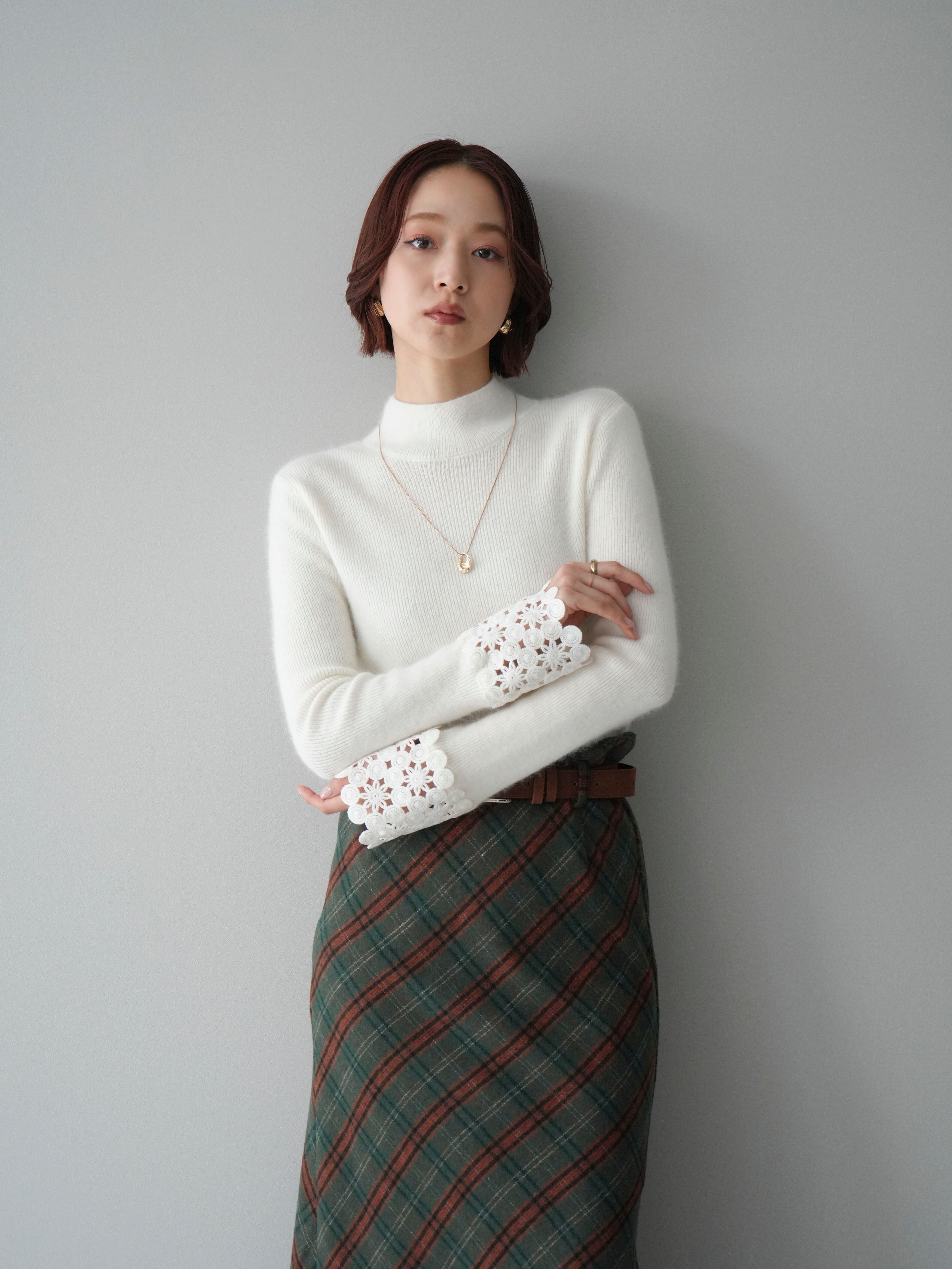 予約]袖クロシェレースウール混ボトルネックニットトップス/white – Lumier