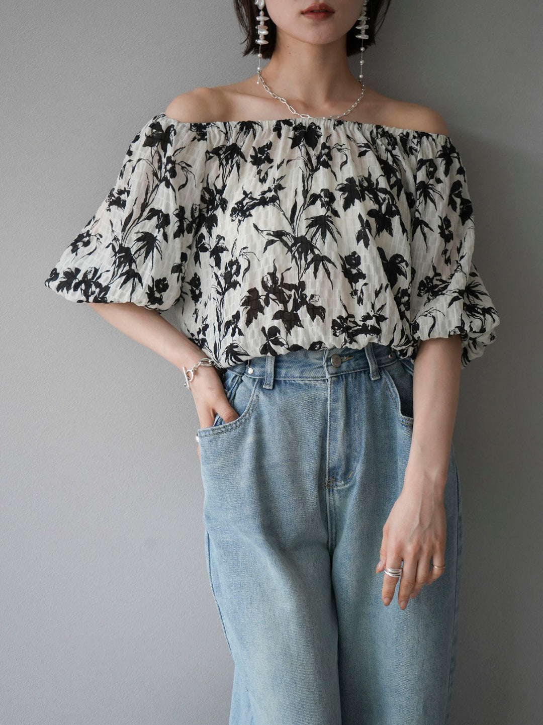 [Pre-order] Washer Flower Pattern Off-Shoulder Blouse/Off White