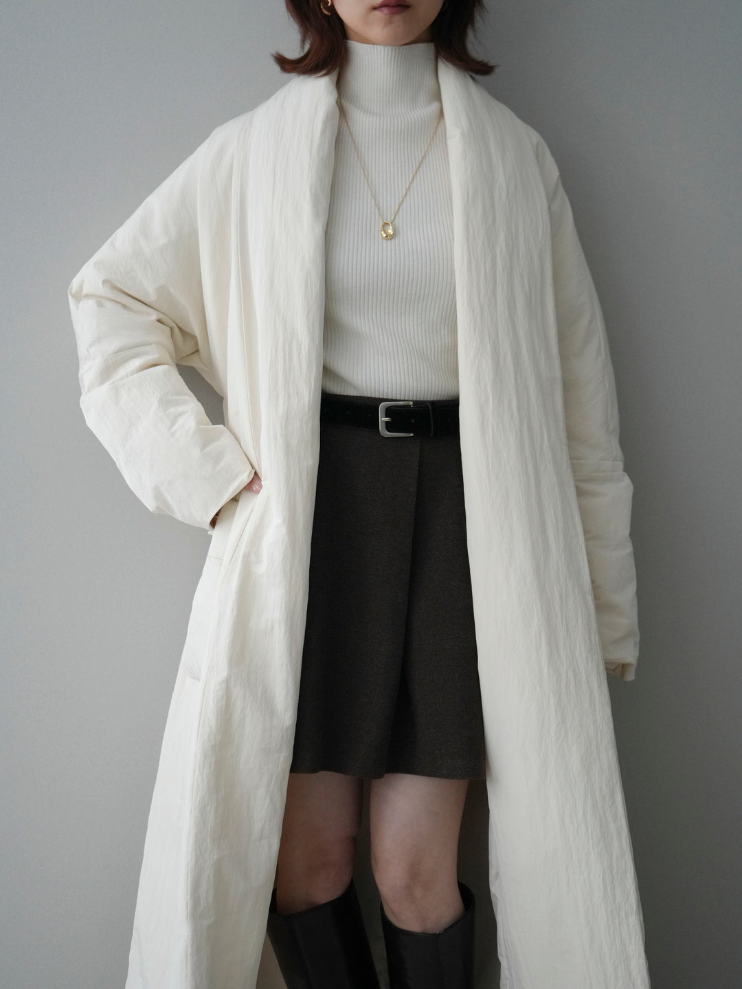 [SET]ロングダウンコート+袖ボタンボトルネックリブニットトップス+ベルト付きタックミニスカート(3set)