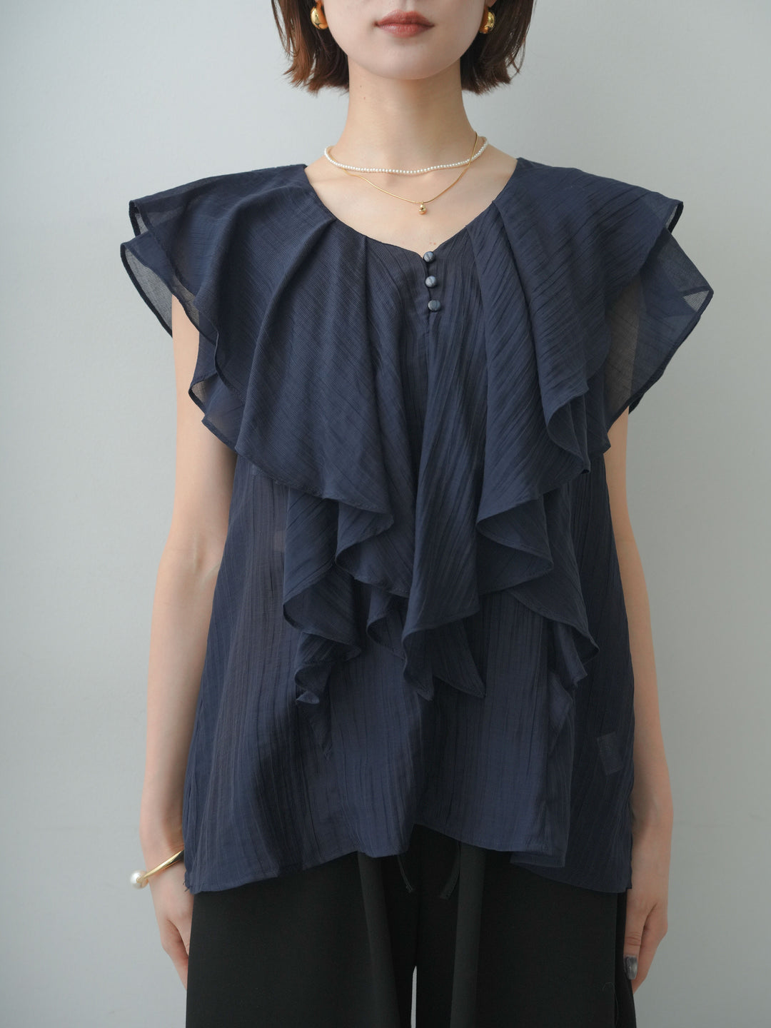 [予約]シアー楊柳ラッフルフリルノースリブラウス/navy