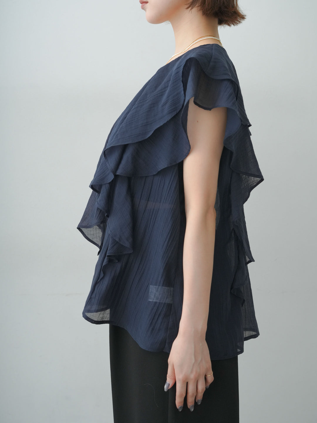 [予約]シアー楊柳ラッフルフリルノースリブラウス/navy