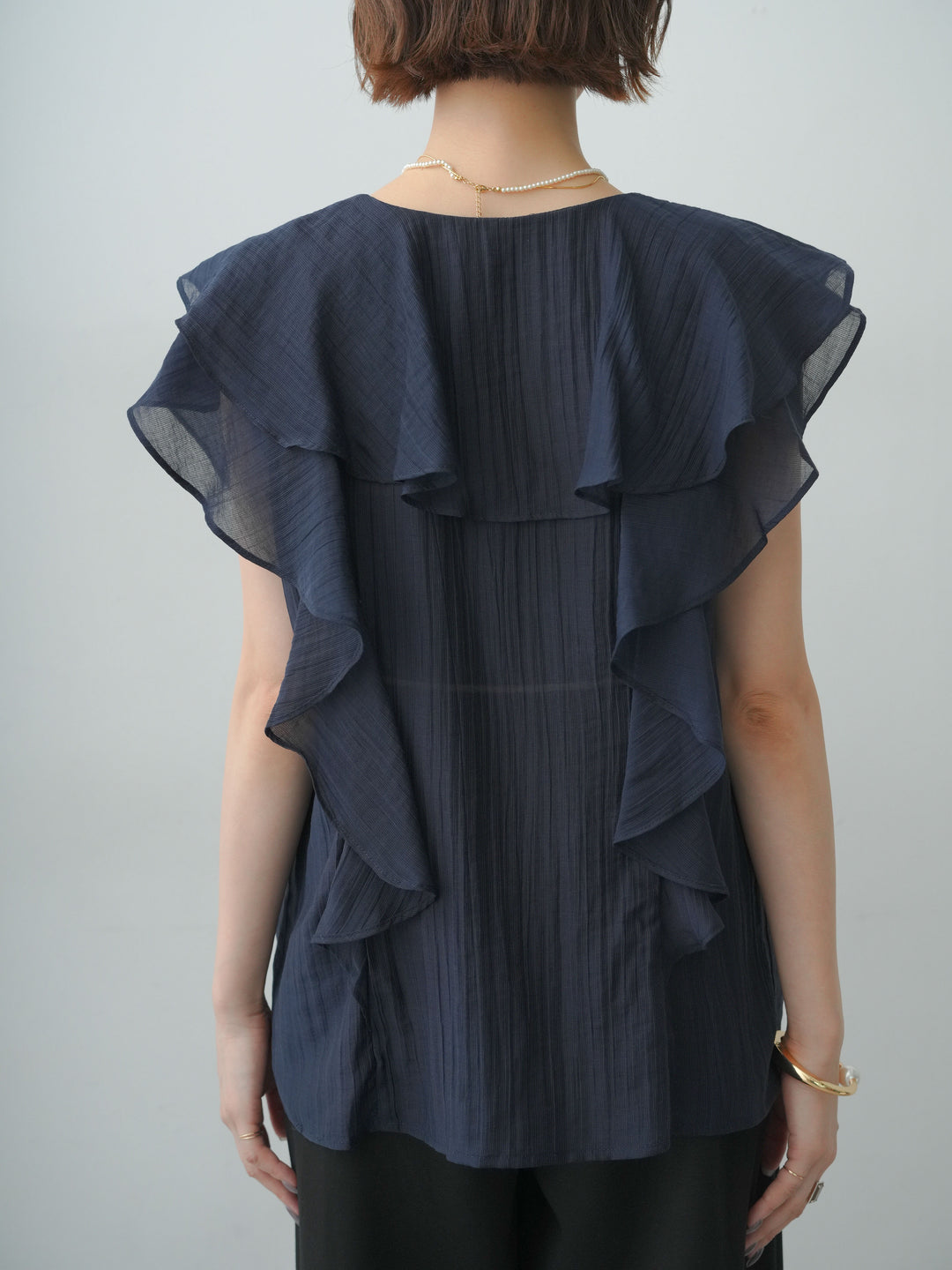 [予約]シアー楊柳ラッフルフリルノースリブラウス/navy
