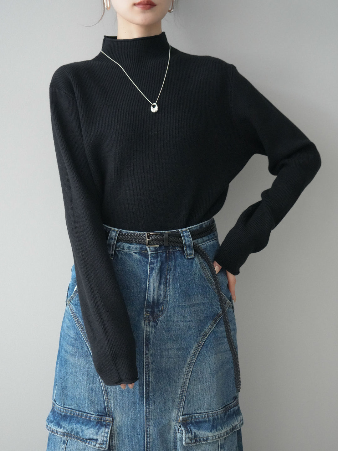 [予約]ボトルネック裾カールリブニットトップス/black