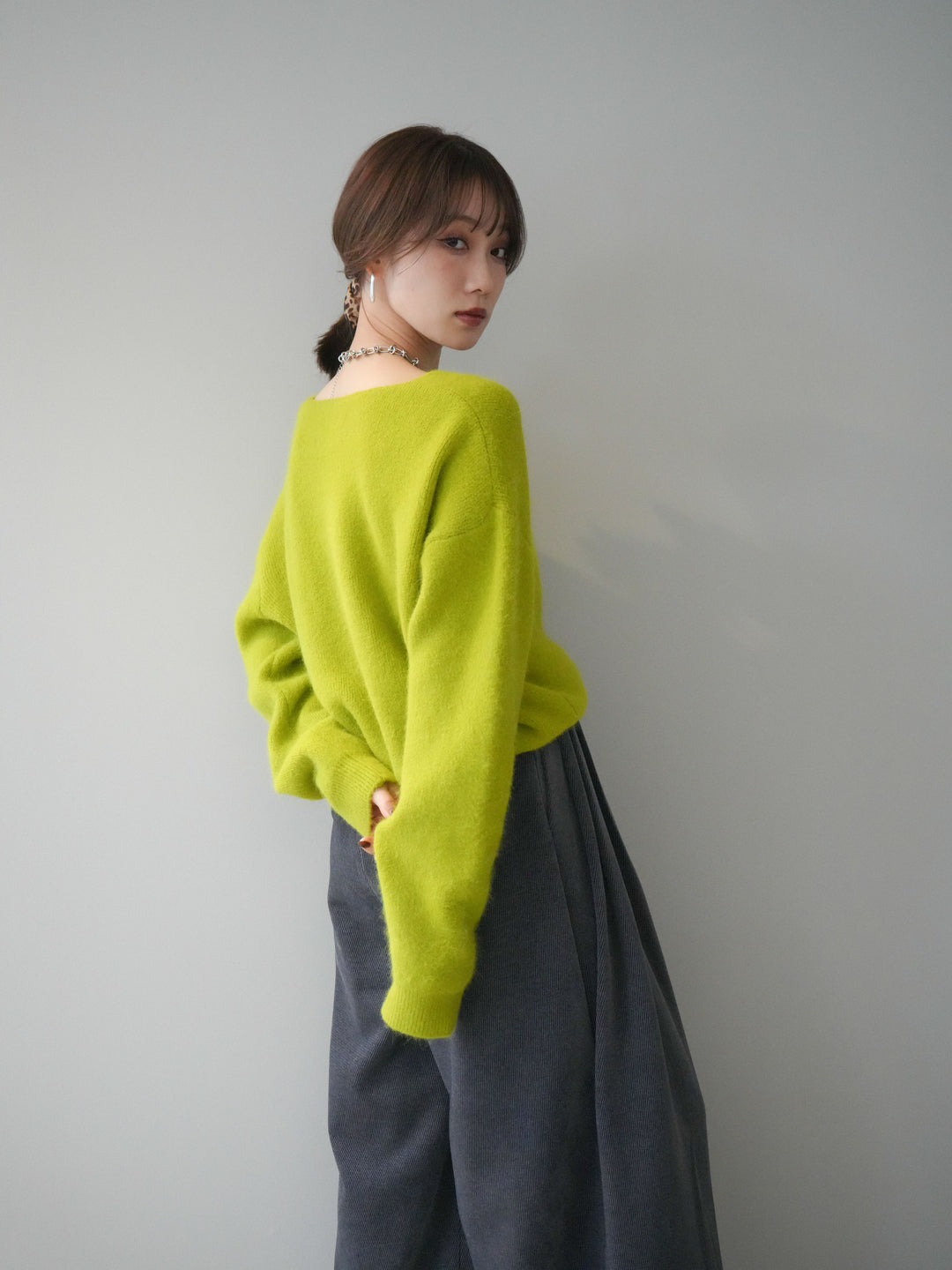 [予約]シュシュ付きアンゴラタッチVネックニットプルオーバー/green