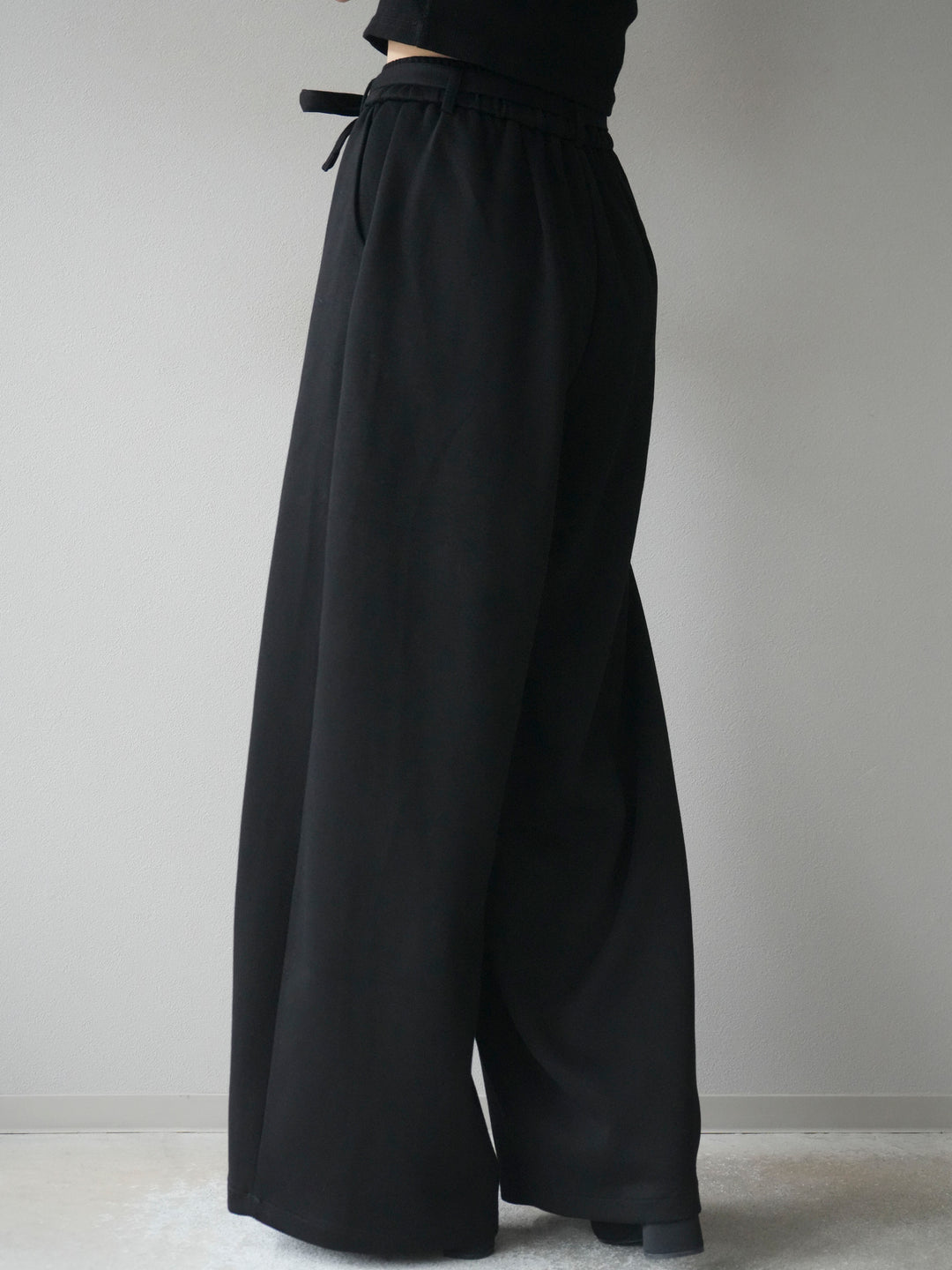 [予約]ベルト付スウェットワイドパンツ/black