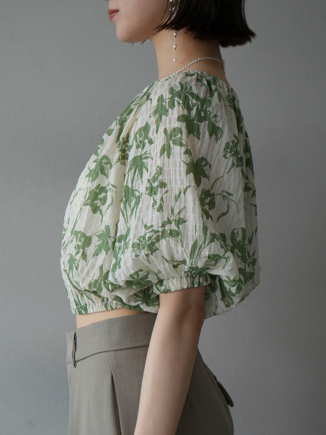 [Pre-order] Washer Flower Pattern Off-Shoulder Blouse/Green