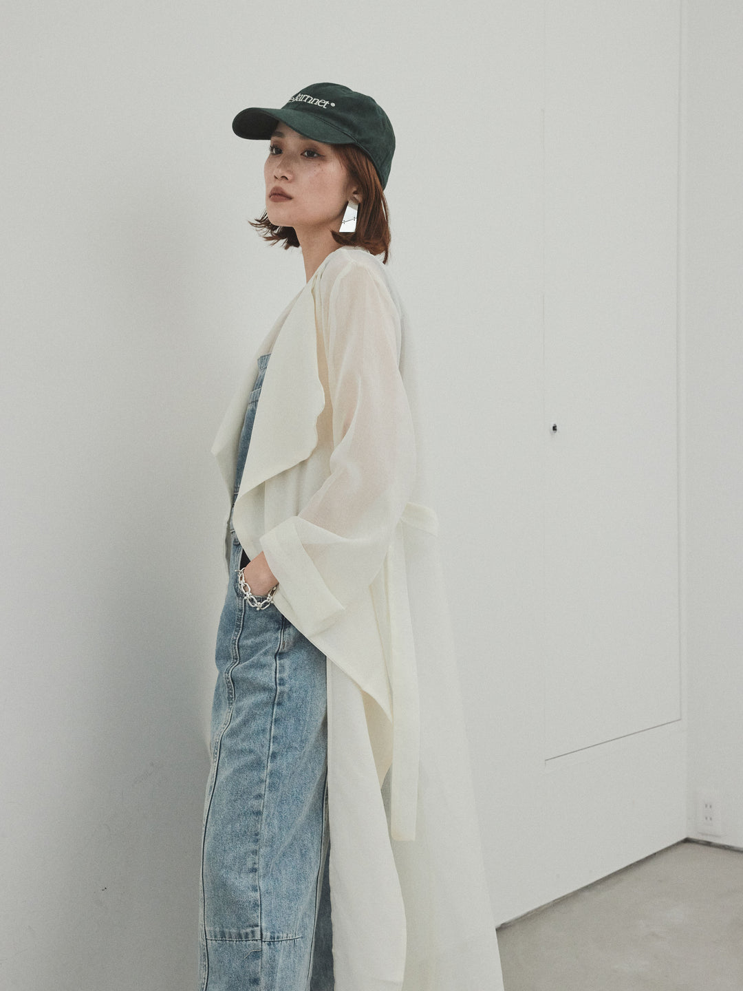 [SET] 中縫牛仔背帶褲 + 透視長版外套（2 件組）