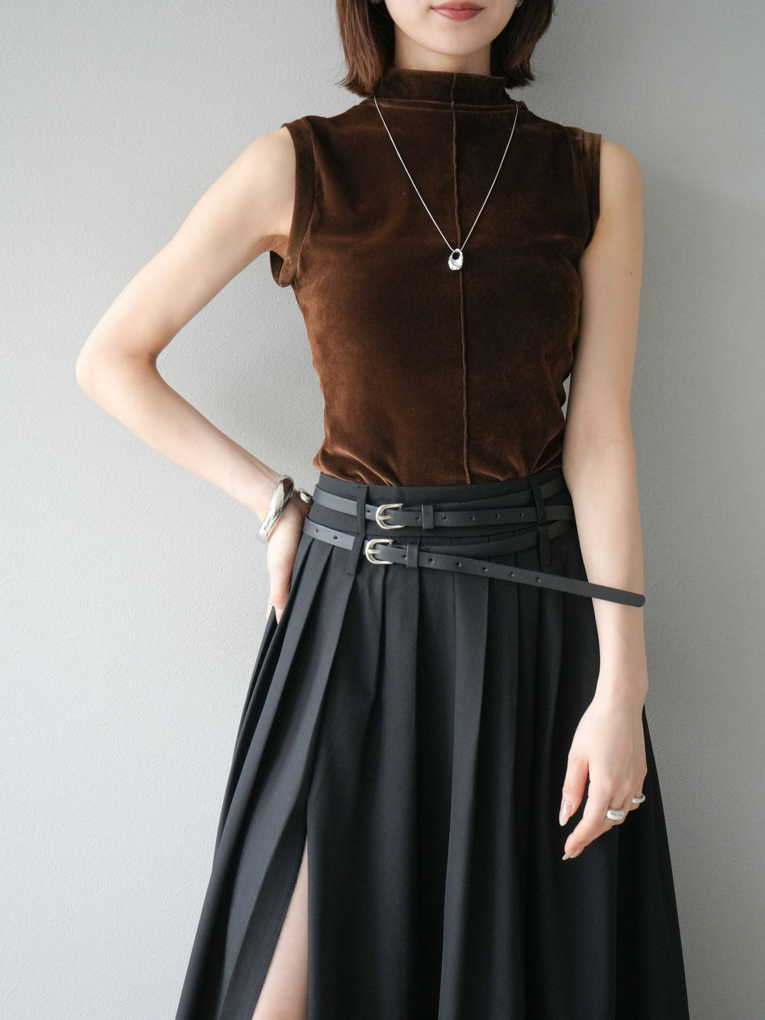 [SET]シアーベロアプチネックノースリーブトップス+エステルプリーツスリットスカート(2set)