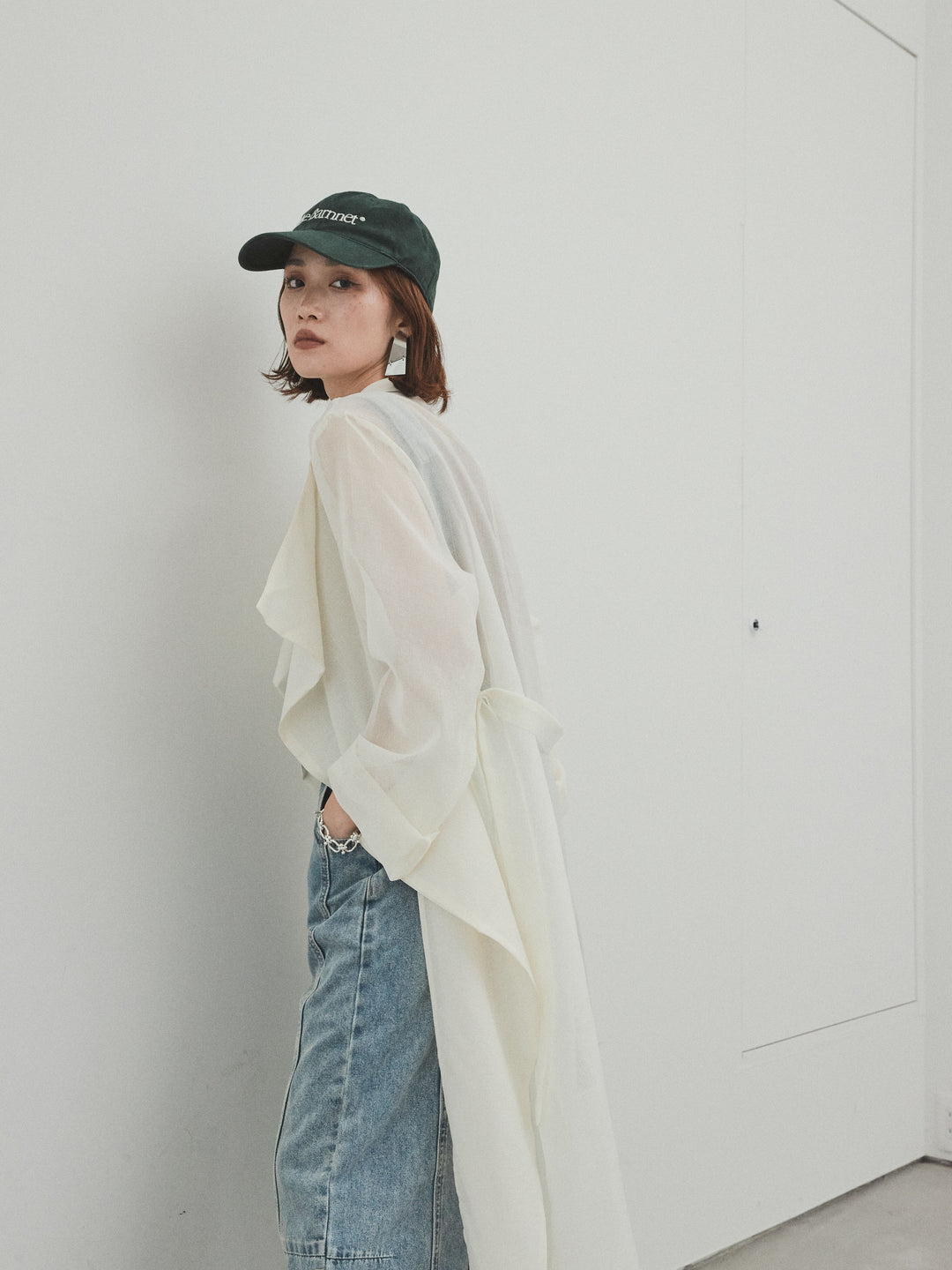 [SET] 中縫牛仔背帶褲 + 透視長版外套（2 件組）