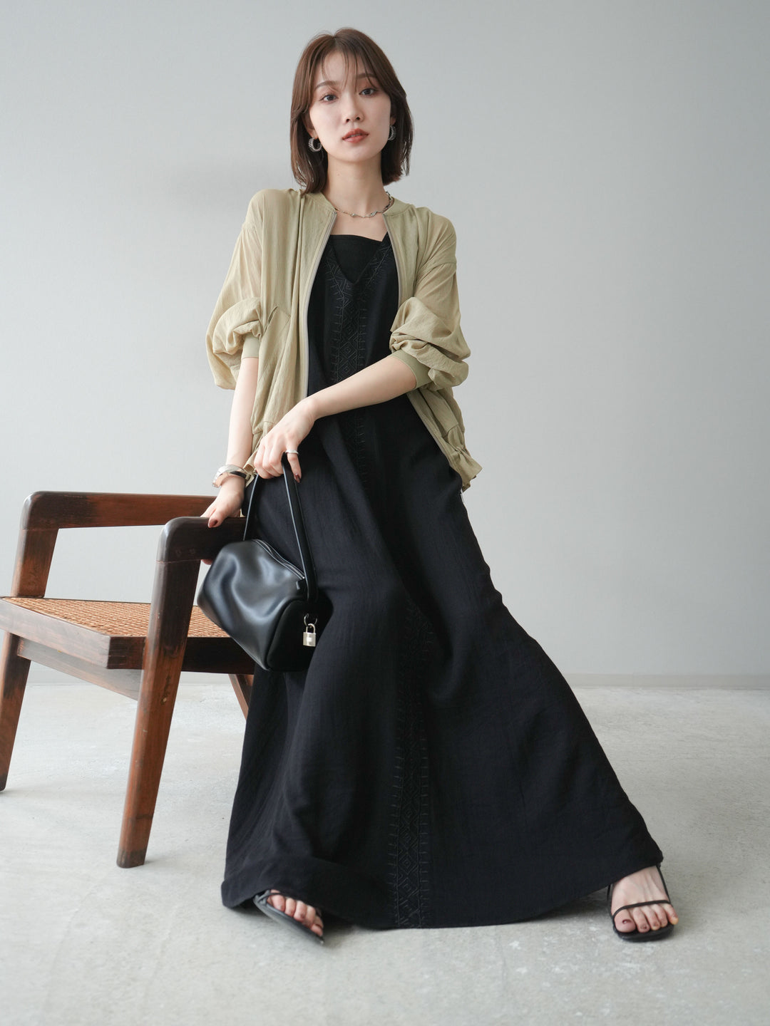 [予約]刺繍Vネックワンピース/ブラック