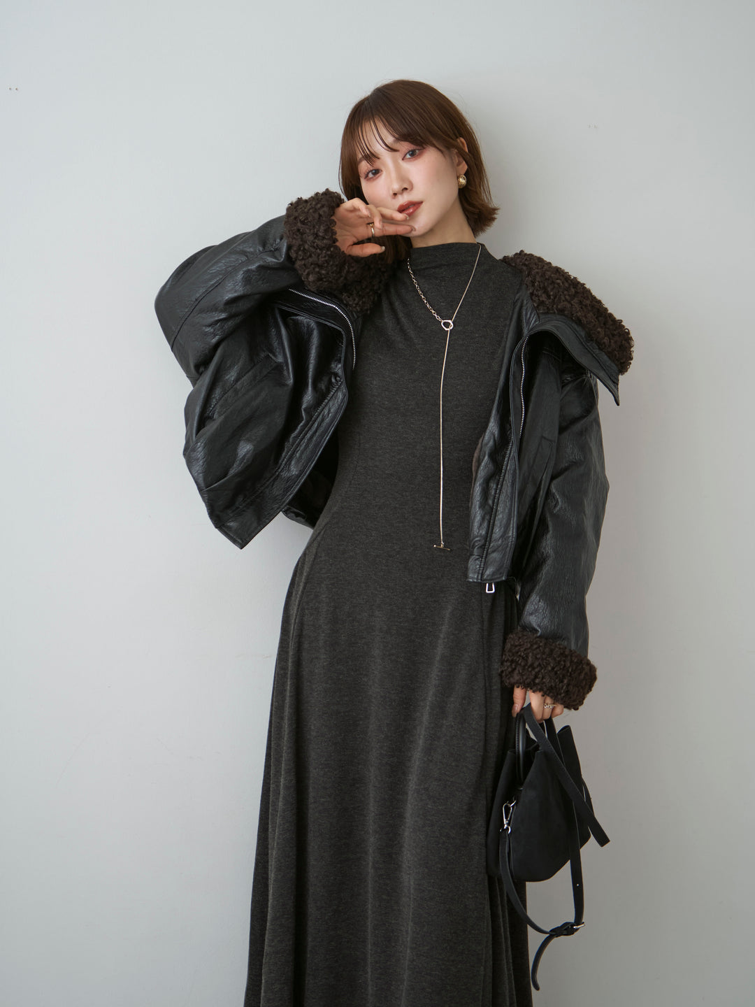 [SET]モックネックドレープニットソーワンピース+レザータッチショートファーライナーブルゾン(2set)