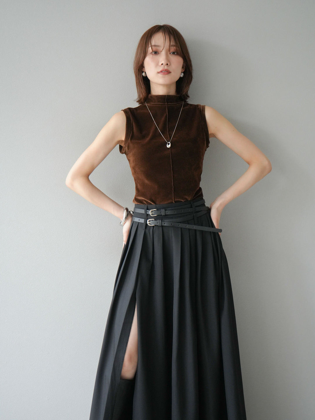 [SET]シアーベロアプチネックノースリーブトップス+エステルプリーツスリットスカート(2set)