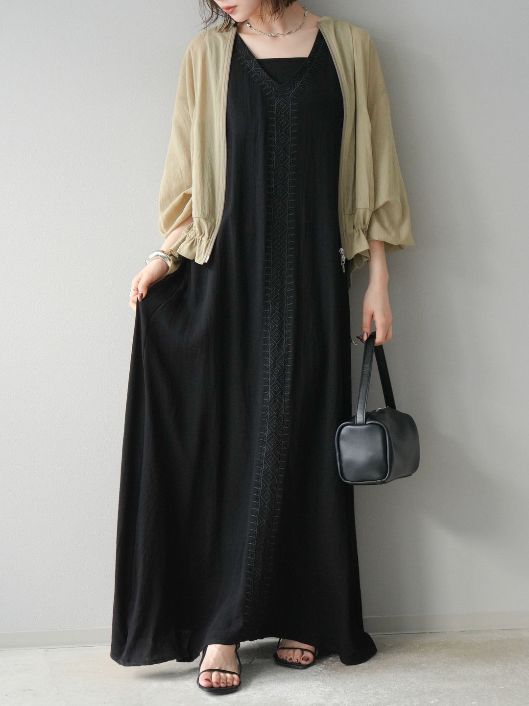 [予約]刺繍Vネックワンピース/ブラック