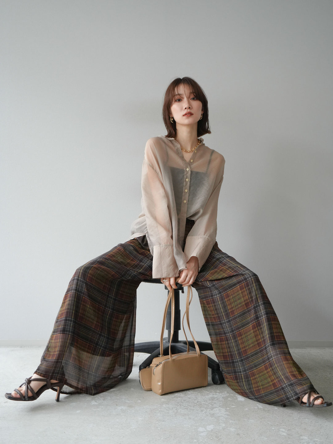 [SET] 亮面透視立領襯衫 + 透視格紋寬鬆褲 (2 件套)