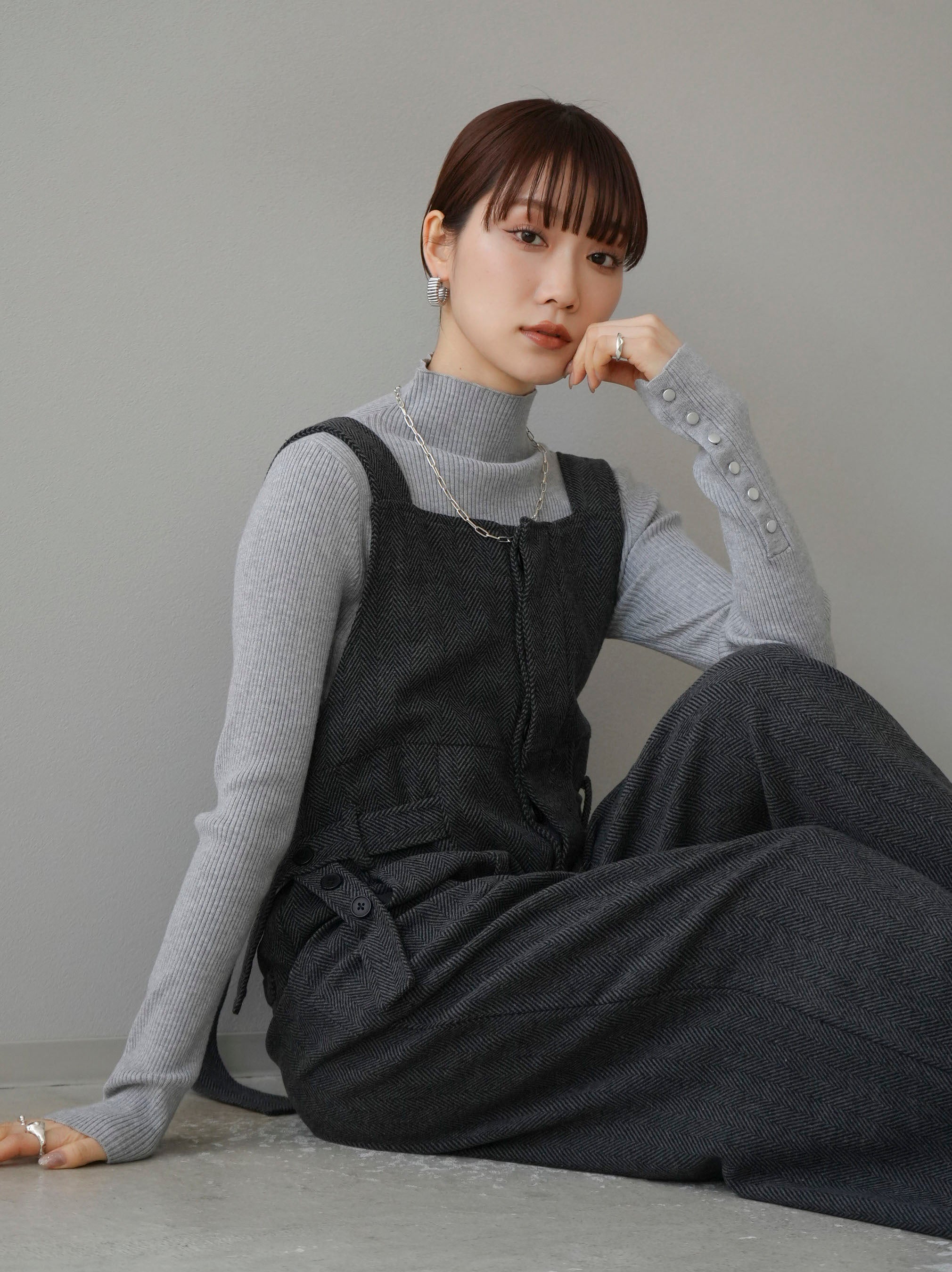 予約]袖ボタンハイネックリブニットトップス/グレー – Lumier