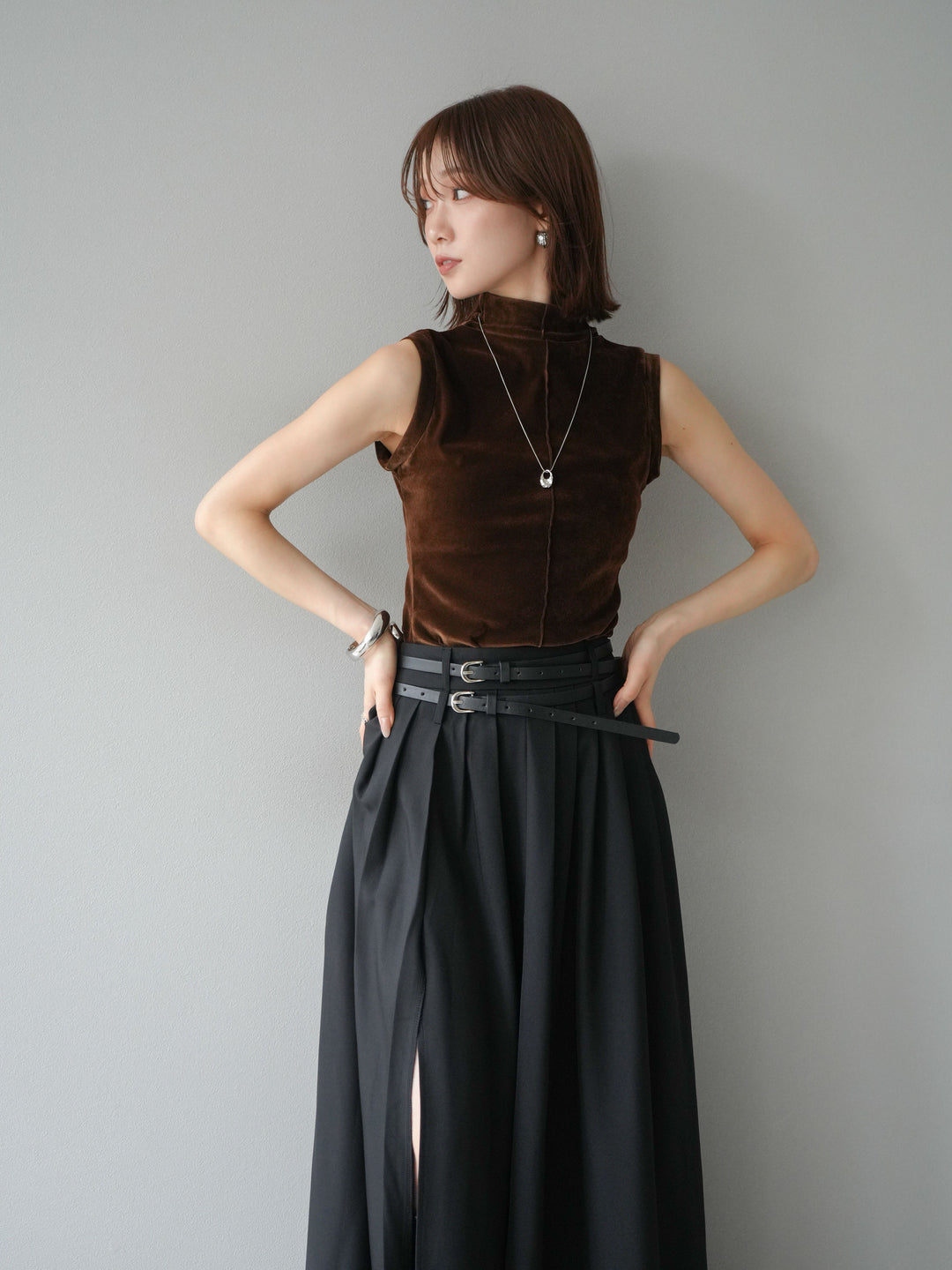 [SET]シアーベロアプチネックノースリーブトップス+エステルプリーツスリットスカート(2set)