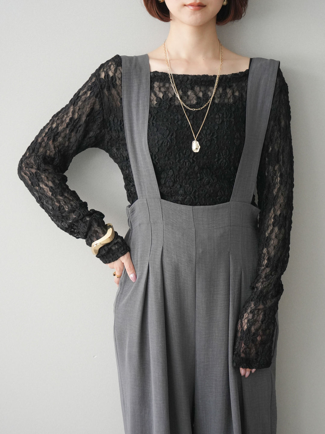 [SET]サイドギャザーレーストップス+シボ加工ハイウエストタックサロペット(2set)