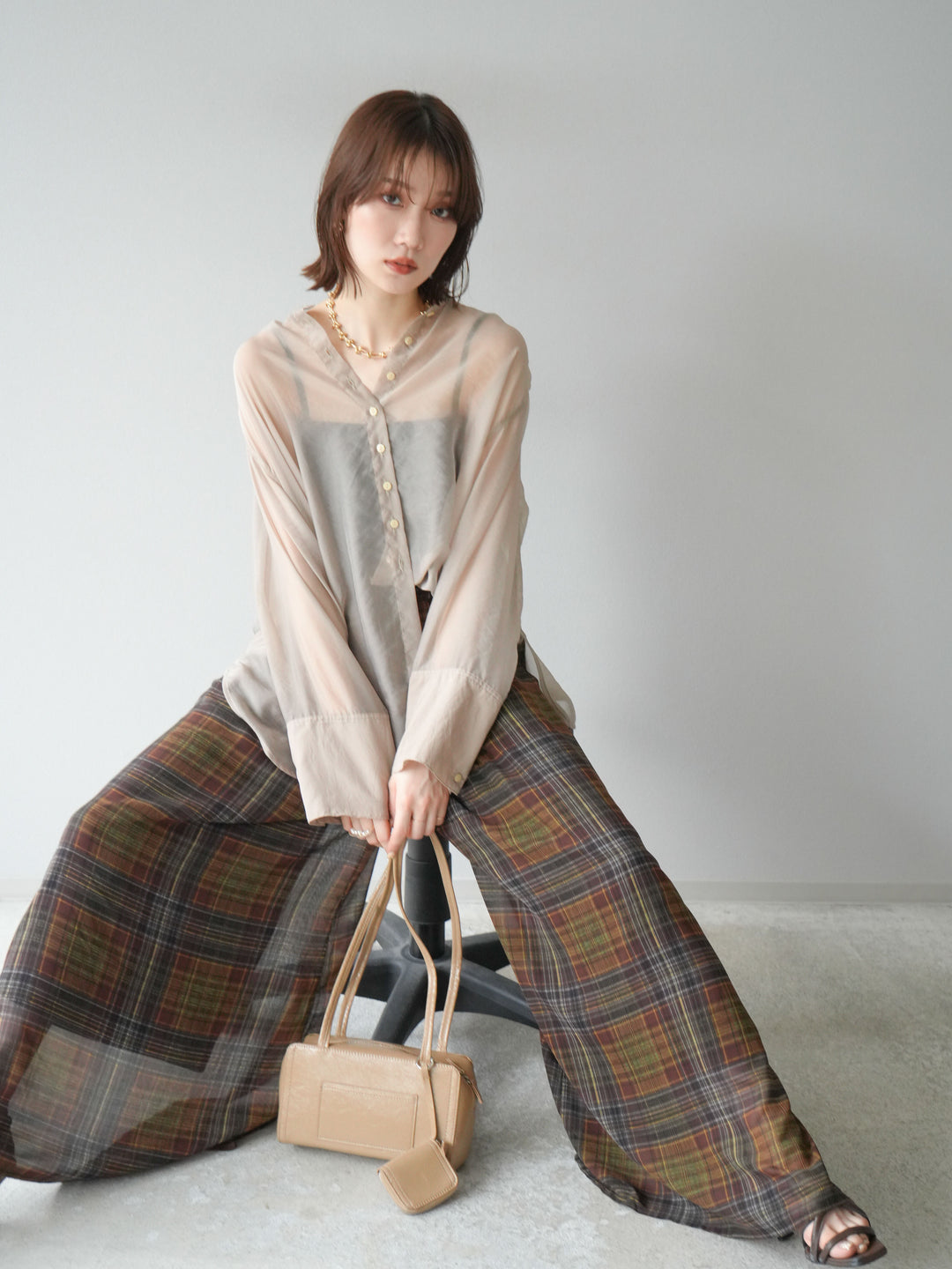 [SET] 亮面透視立領襯衫 + 透視格紋寬鬆褲 (2 件套)