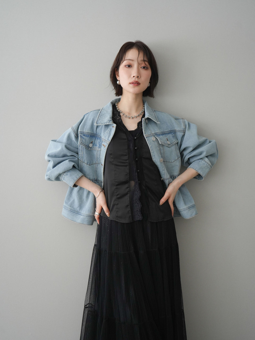 【套裝】荷葉邊牛仔外套+無袖緞面蕾絲吊帶背心+亮片褶皺多層薄紗長裙（三件套）